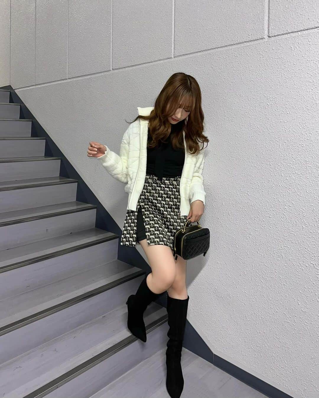 石川翔鈴さんのインスタグラム写真 - (石川翔鈴Instagram)「. 全身可愛くてこのまま着て帰りたいと思った(。-∀-)  プライベートで秋冬に生脚出すことなくなったなあ 高校生の時は意地でもタイツ履かない！！って 謎のプライドがあった...🤭  おしゃれは我慢って言うけれど 私は我慢せずにかなり中に着込んだり ショッピングの時もお洋服の機能性を重視して選んで 結構しっかり目に冷え予防してます😂 ステージ出る前まで持参したブランケットと 足首ウォーマーつけて防寒してたよ❄️☃️  寒さが厳しくなってきましたが みなさんお身体にお気をつけてお過ごしくださいね☺️  👗: @select_coco8   #gakuseirunway #gakuseirunway2023 #selectcoco」12月11日 17時12分 - karen__i328
