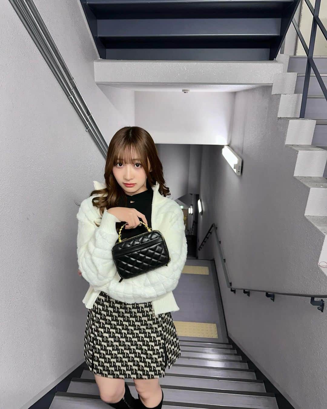 石川翔鈴さんのインスタグラム写真 - (石川翔鈴Instagram)「. 全身可愛くてこのまま着て帰りたいと思った(。-∀-)  プライベートで秋冬に生脚出すことなくなったなあ 高校生の時は意地でもタイツ履かない！！って 謎のプライドがあった...🤭  おしゃれは我慢って言うけれど 私は我慢せずにかなり中に着込んだり ショッピングの時もお洋服の機能性を重視して選んで 結構しっかり目に冷え予防してます😂 ステージ出る前まで持参したブランケットと 足首ウォーマーつけて防寒してたよ❄️☃️  寒さが厳しくなってきましたが みなさんお身体にお気をつけてお過ごしくださいね☺️  👗: @select_coco8   #gakuseirunway #gakuseirunway2023 #selectcoco」12月11日 17時12分 - karen__i328