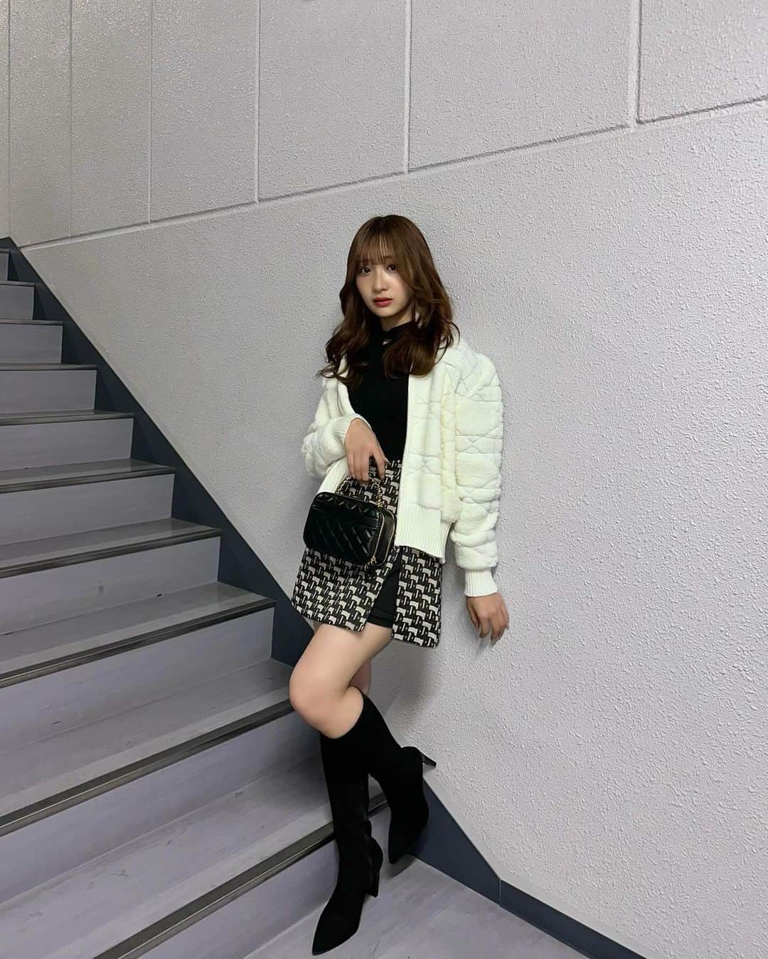 石川翔鈴さんのインスタグラム写真 - (石川翔鈴Instagram)「. 全身可愛くてこのまま着て帰りたいと思った(。-∀-)  プライベートで秋冬に生脚出すことなくなったなあ 高校生の時は意地でもタイツ履かない！！って 謎のプライドがあった...🤭  おしゃれは我慢って言うけれど 私は我慢せずにかなり中に着込んだり ショッピングの時もお洋服の機能性を重視して選んで 結構しっかり目に冷え予防してます😂 ステージ出る前まで持参したブランケットと 足首ウォーマーつけて防寒してたよ❄️☃️  寒さが厳しくなってきましたが みなさんお身体にお気をつけてお過ごしくださいね☺️  👗: @select_coco8   #gakuseirunway #gakuseirunway2023 #selectcoco」12月11日 17時12分 - karen__i328