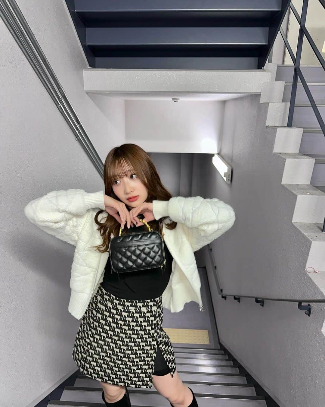 石川翔鈴さんのインスタグラム写真 - (石川翔鈴Instagram)「. 全身可愛くてこのまま着て帰りたいと思った(。-∀-)  プライベートで秋冬に生脚出すことなくなったなあ 高校生の時は意地でもタイツ履かない！！って 謎のプライドがあった...🤭  おしゃれは我慢って言うけれど 私は我慢せずにかなり中に着込んだり ショッピングの時もお洋服の機能性を重視して選んで 結構しっかり目に冷え予防してます😂 ステージ出る前まで持参したブランケットと 足首ウォーマーつけて防寒してたよ❄️☃️  寒さが厳しくなってきましたが みなさんお身体にお気をつけてお過ごしくださいね☺️  👗: @select_coco8   #gakuseirunway #gakuseirunway2023 #selectcoco」12月11日 17時12分 - karen__i328