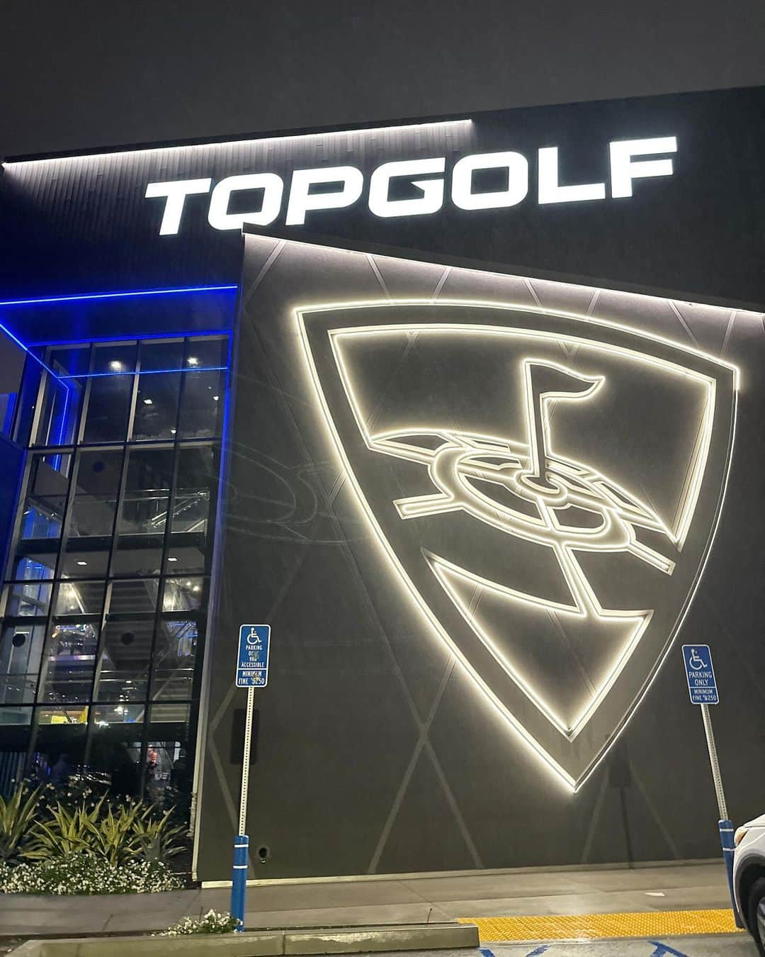 月本えりさんのインスタグラム写真 - (月本えりInstagram)「凍えた @topgolf ⛳️🥶 遊び感覚のPAR3なんだけど、ちゃんと距離あって楽しかった✌️ 洋芝、本当難しい😓 とりあえず本当に寒すぎで💦 昼暖かいから、夜寒いってこと忘れがちwww 途中で心折れたよ🥶 8:00PMくらいに飛び込みで行って、すぐプレイできるのが最高だった💯  帰りは @thegrovela で🎄 めちゃくちゃ混んでた🤣  #topgolf #golf #ゴルフ #superfun  #losangeles #thegrove #christmastree #beautiful  #happyholidays #🐻」12月11日 17時12分 - eritsukimoto