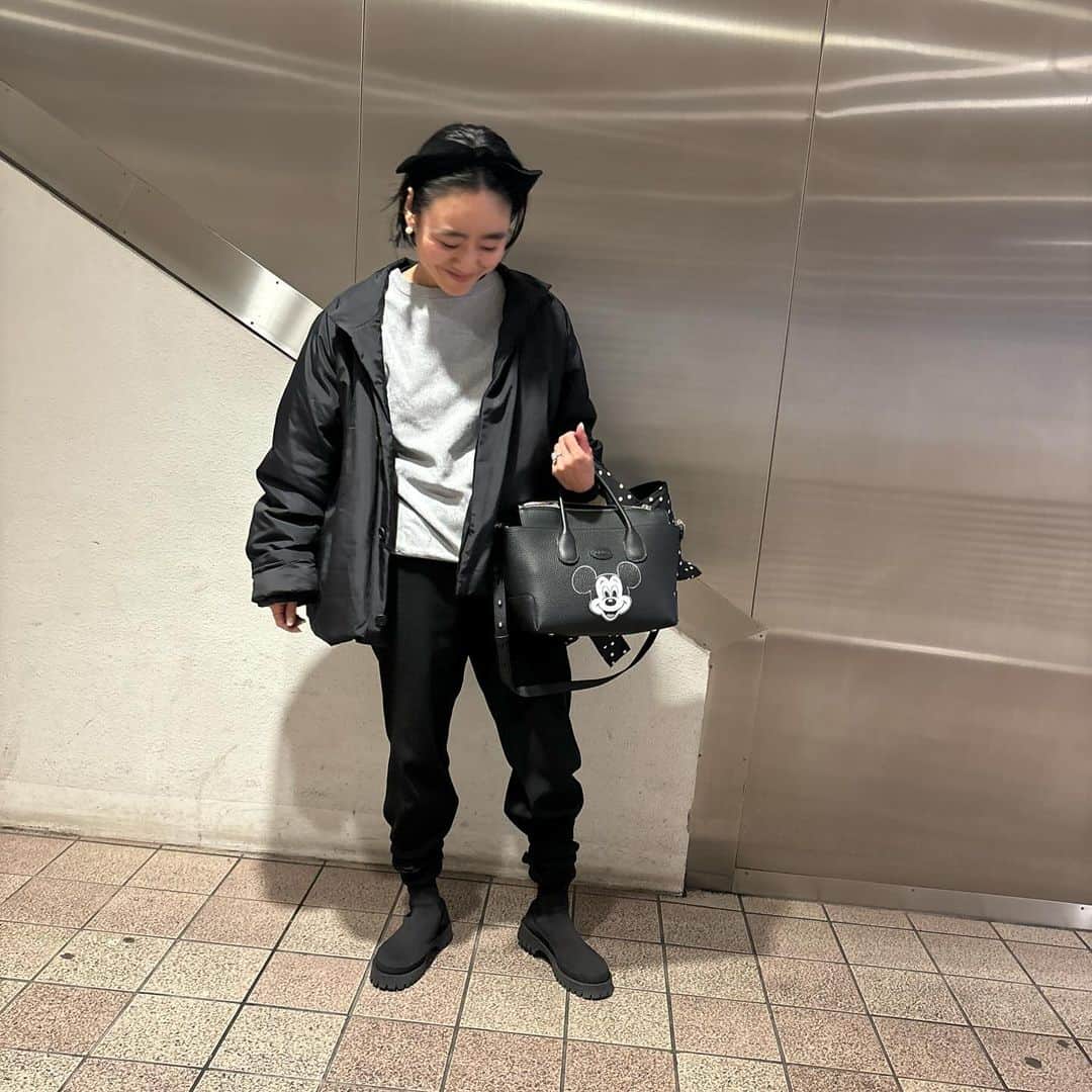 金子綾のインスタグラム：「today's... #ootd  #akcloset   夫のロウ様を拝借🤭 パンツもブーツも履いてないみたいに心地良い🫶」