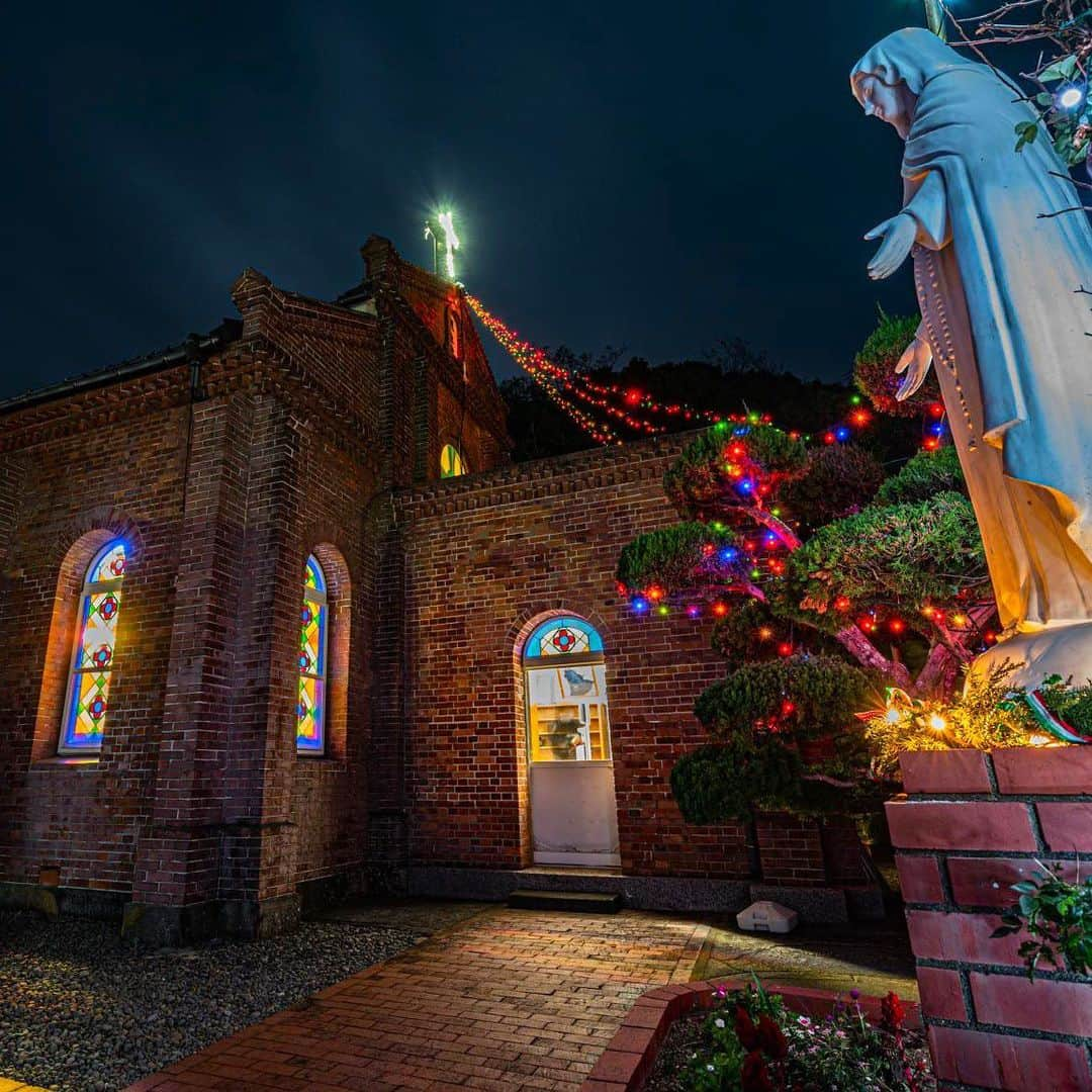 九州電力のインスタグラム：「離島の教会群もクリスマスシーズン⛪✨ . 五島列島の北部に位置する新上五島町には250年に及ぶ禁教令の弾圧に耐え信仰を守り続けた信者たちが建てた教会が29箇所点在しています。  平成30年に世界遺産の構成遺産のひとつとして「頭ヶ島集落」が登録され、全国でも珍しい石造りの教会堂なども見ることができますよ💒  12月初旬から１月初旬までの１カ月間は、手作りのイルミネーションがクリスマスシーズンを盛り上げます🎄 . ----------------------------------------------- 📍新上五島町の教会群 住所：長崎県南松浦郡新上五島町 ----------------------------------------------- ※写真提供：新上五島町観光物産協会、（一社）長崎県観光連盟 ※写真は許可をいただいて過去に撮影されたものです。 ※教会内部での写真撮影はご遠慮ください。  お届けする九州の風景が、皆さまの元気や癒しになれば幸いです☘️  #九州電力 #長崎 #五島列島 #上五島 #新上五島町 #教会 #教会巡り #祈りの島 #クリスマス #イルミネーション #長崎観光 #長崎旅行」