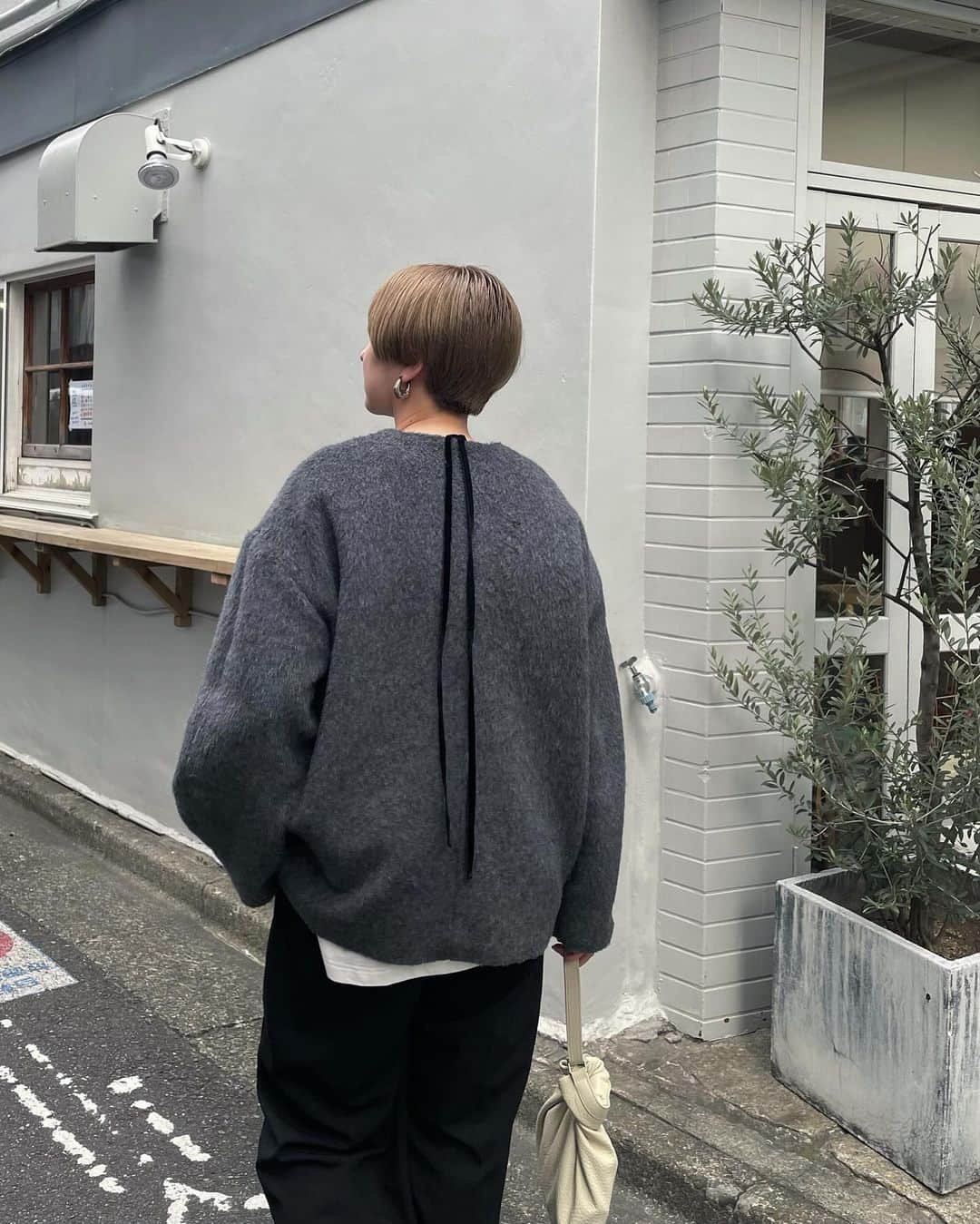 松本有理奈のインスタグラム：「明後日12/13(水)発売のシャギーニット♡ しっかりとした厚さで真冬にもおすすめ！ 取り外し可能なベロアリボン付きで、ネックに巻いたり後ろで垂らしたりアレンジ可能です◎ #manof」