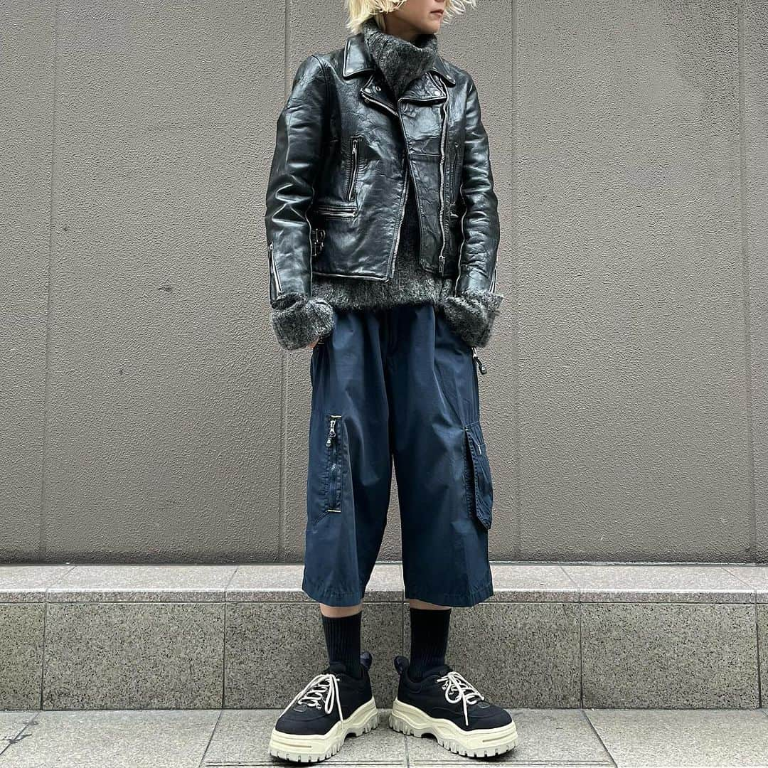 ジャムルのインスタグラム：「70's- ENGLAND製 レザーライダース 14500y+tax(15950)  DKNY JEANS タートルネック モヘアニット 6200y+tax(6820)  AIRWALK クロップド ギミックパンツ 6200y+tax(6820)  WEB SHOPに入荷しております。 是非ご覧ください。 jammru.com  #jammru#jammru_style#riders#leatherjacket #mohairsweater #airwalk #大阪古着屋#心斎橋古着屋#usedmix #osaka  #fashion  #streetstyle  #streetfashion  #vtg  #vintage  #used  #usedclothing  #古着 #古着屋 #ファッション #70s #80s #90s」