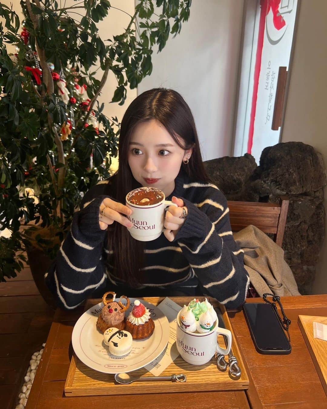 MISEIのインスタグラム：「可愛すぎるCafe🎄☕✨️   #カフェ  #カフェ巡り  #東京カフェ  #クリスマスカフェ  #渋谷カフェ  #原宿カフェ  #christmas  #christmascafe  #xma」