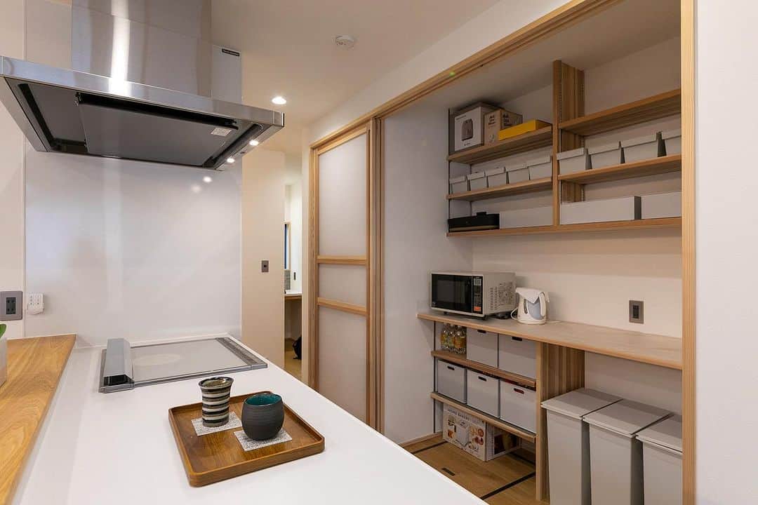 新産住拓 株式会社さんのインスタグラム写真 - (新産住拓 株式会社Instagram)「キッチンは、ご夫婦がお好きな カーキやグレーのアクセントクロスを採用。  背面収納もたっぷりあります。  またダイニングと横並びになっているので、 食事の配膳や片付けもスムーズです。  #キッチンボード  #キッチンデザイン  _______________  ▼住まいの情報やイベント情報▼ @shinsan_jyutaku  プロフィールのリンクから _______________  私たちは、熊本の住宅メーカーです!  1964年、熊本市で 創業して以来59年にわたり、 この地域で累計6,000邸以上の 住まいづくりを お手伝いさせていただきました。  #新産住拓 の『拓』の字には、 「"お客様にとって最良の住まいとは何か” を 常に探求し、開拓し続けたい」という想いを、 “住拓”という言葉に込めています。  #熊本の企業 として、 この街の気候・風土・文化を熟知し、 より良い住まいを 探求・開拓し続ける、 私たち新産住拓の住まいを ご提案します。  #熊本注文住宅 #熊本住宅会社 #熊本住宅 #熊本建築 #熊本新築  #新産リフォーム はコチラ▼ @shinsan_reformより  #新産エクステリア はコチラ▼ @shinsan_exterior より」12月12日 12時00分 - shinsan_jyutaku
