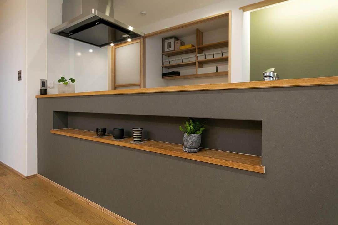 新産住拓 株式会社さんのインスタグラム写真 - (新産住拓 株式会社Instagram)「キッチンは、ご夫婦がお好きな カーキやグレーのアクセントクロスを採用。  背面収納もたっぷりあります。  またダイニングと横並びになっているので、 食事の配膳や片付けもスムーズです。  #キッチンボード  #キッチンデザイン  _______________  ▼住まいの情報やイベント情報▼ @shinsan_jyutaku  プロフィールのリンクから _______________  私たちは、熊本の住宅メーカーです!  1964年、熊本市で 創業して以来59年にわたり、 この地域で累計6,000邸以上の 住まいづくりを お手伝いさせていただきました。  #新産住拓 の『拓』の字には、 「"お客様にとって最良の住まいとは何か” を 常に探求し、開拓し続けたい」という想いを、 “住拓”という言葉に込めています。  #熊本の企業 として、 この街の気候・風土・文化を熟知し、 より良い住まいを 探求・開拓し続ける、 私たち新産住拓の住まいを ご提案します。  #熊本注文住宅 #熊本住宅会社 #熊本住宅 #熊本建築 #熊本新築  #新産リフォーム はコチラ▼ @shinsan_reformより  #新産エクステリア はコチラ▼ @shinsan_exterior より」12月12日 12時00分 - shinsan_jyutaku