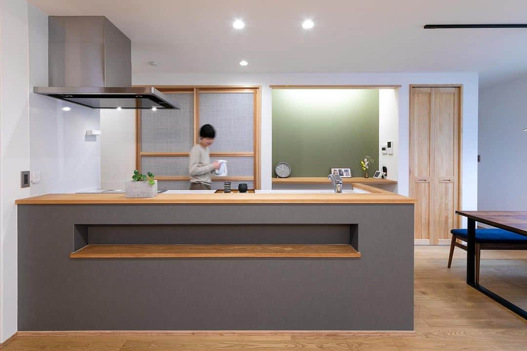 新産住拓 株式会社さんのインスタグラム写真 - (新産住拓 株式会社Instagram)「キッチンは、ご夫婦がお好きな カーキやグレーのアクセントクロスを採用。  背面収納もたっぷりあります。  またダイニングと横並びになっているので、 食事の配膳や片付けもスムーズです。  #キッチンボード  #キッチンデザイン  _______________  ▼住まいの情報やイベント情報▼ @shinsan_jyutaku  プロフィールのリンクから _______________  私たちは、熊本の住宅メーカーです!  1964年、熊本市で 創業して以来59年にわたり、 この地域で累計6,000邸以上の 住まいづくりを お手伝いさせていただきました。  #新産住拓 の『拓』の字には、 「"お客様にとって最良の住まいとは何か” を 常に探求し、開拓し続けたい」という想いを、 “住拓”という言葉に込めています。  #熊本の企業 として、 この街の気候・風土・文化を熟知し、 より良い住まいを 探求・開拓し続ける、 私たち新産住拓の住まいを ご提案します。  #熊本注文住宅 #熊本住宅会社 #熊本住宅 #熊本建築 #熊本新築  #新産リフォーム はコチラ▼ @shinsan_reformより  #新産エクステリア はコチラ▼ @shinsan_exterior より」12月12日 12時00分 - shinsan_jyutaku