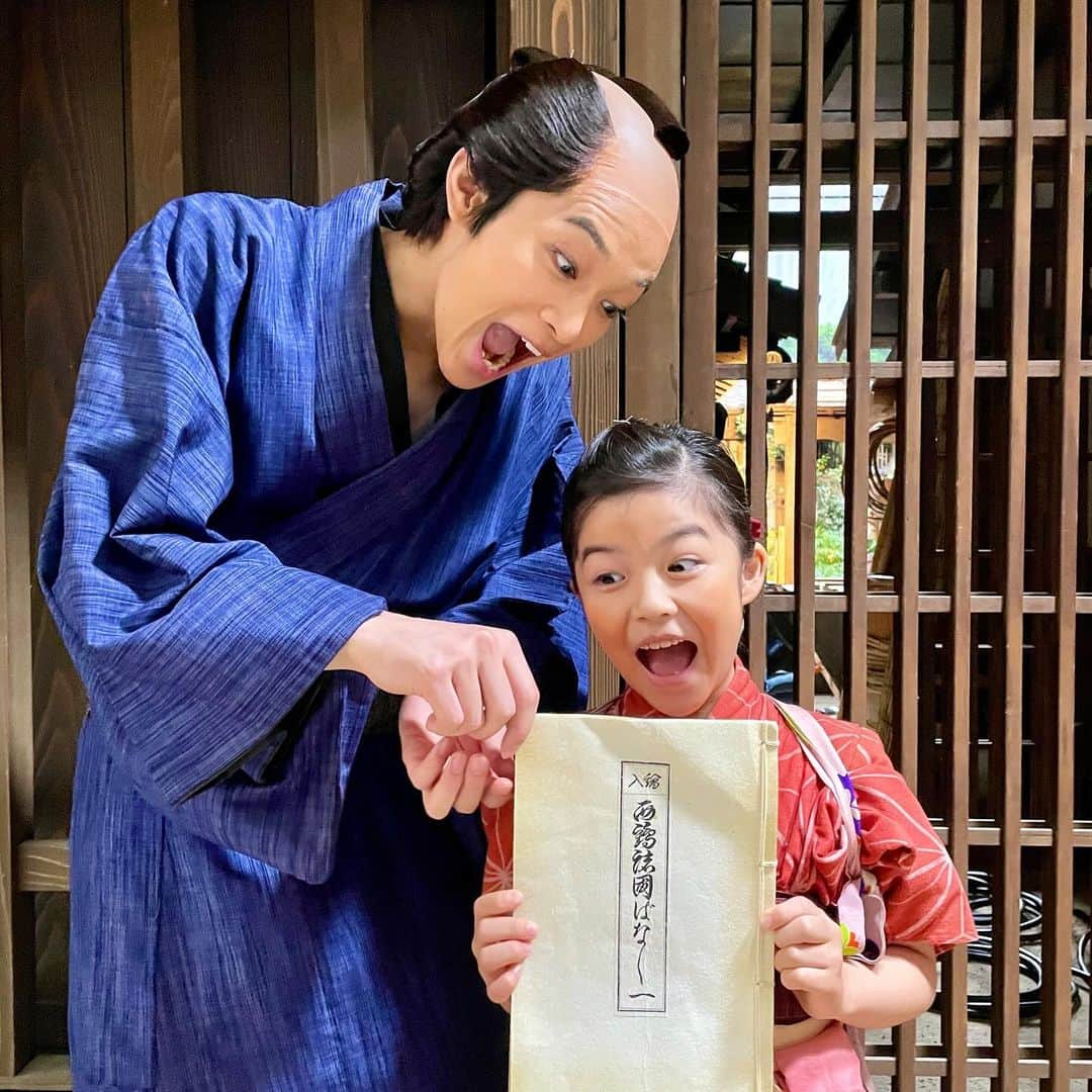 加藤柚凪さんのインスタグラム写真 - (加藤柚凪Instagram)「NHK  BS時代劇『あきない世傳 金と銀』のおもいでです⭐  智蔵さん役の松本怜生さんと📸 本が大好きな役ふたりで 「この本読みた～い‼️😆」の写真です📚 撮影の合間に、本やゴハンのお話をしたり、歴史のお話をしたり、 いつもやさしくお話をしてくださり、 いっぱいお話ができてとってもたのしかったです😄🎶 ありがとうございました‼️ またお会いできますように✨  #松本怜生 さん @gd_leo_peace818 #ありがとうございます‼️ #NHK #BS時代劇 #あきない世傳 #金と銀 #さちちゃん #永瀬ゆずな @yuzuna_nagase」12月11日 17時23分 - yuzuna_nagase