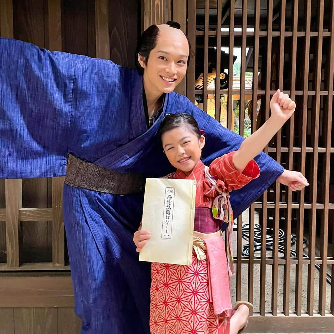 加藤柚凪さんのインスタグラム写真 - (加藤柚凪Instagram)「NHK  BS時代劇『あきない世傳 金と銀』のおもいでです⭐  智蔵さん役の松本怜生さんと📸 本が大好きな役ふたりで 「この本読みた～い‼️😆」の写真です📚 撮影の合間に、本やゴハンのお話をしたり、歴史のお話をしたり、 いつもやさしくお話をしてくださり、 いっぱいお話ができてとってもたのしかったです😄🎶 ありがとうございました‼️ またお会いできますように✨  #松本怜生 さん @gd_leo_peace818 #ありがとうございます‼️ #NHK #BS時代劇 #あきない世傳 #金と銀 #さちちゃん #永瀬ゆずな @yuzuna_nagase」12月11日 17時23分 - yuzuna_nagase