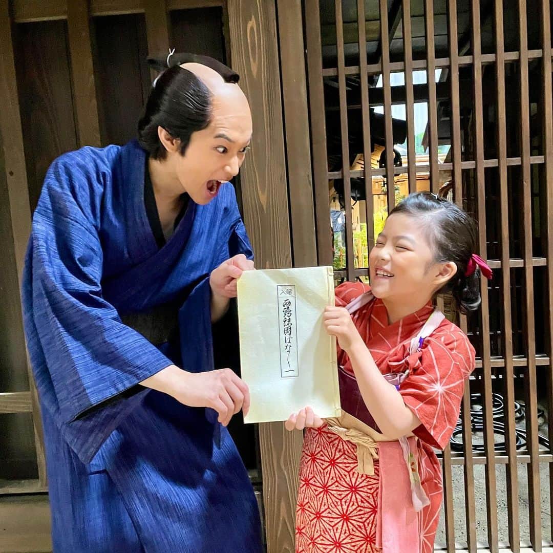 加藤柚凪さんのインスタグラム写真 - (加藤柚凪Instagram)「NHK  BS時代劇『あきない世傳 金と銀』のおもいでです⭐  智蔵さん役の松本怜生さんと📸 本が大好きな役ふたりで 「この本読みた～い‼️😆」の写真です📚 撮影の合間に、本やゴハンのお話をしたり、歴史のお話をしたり、 いつもやさしくお話をしてくださり、 いっぱいお話ができてとってもたのしかったです😄🎶 ありがとうございました‼️ またお会いできますように✨  #松本怜生 さん @gd_leo_peace818 #ありがとうございます‼️ #NHK #BS時代劇 #あきない世傳 #金と銀 #さちちゃん #永瀬ゆずな @yuzuna_nagase」12月11日 17時23分 - yuzuna_nagase