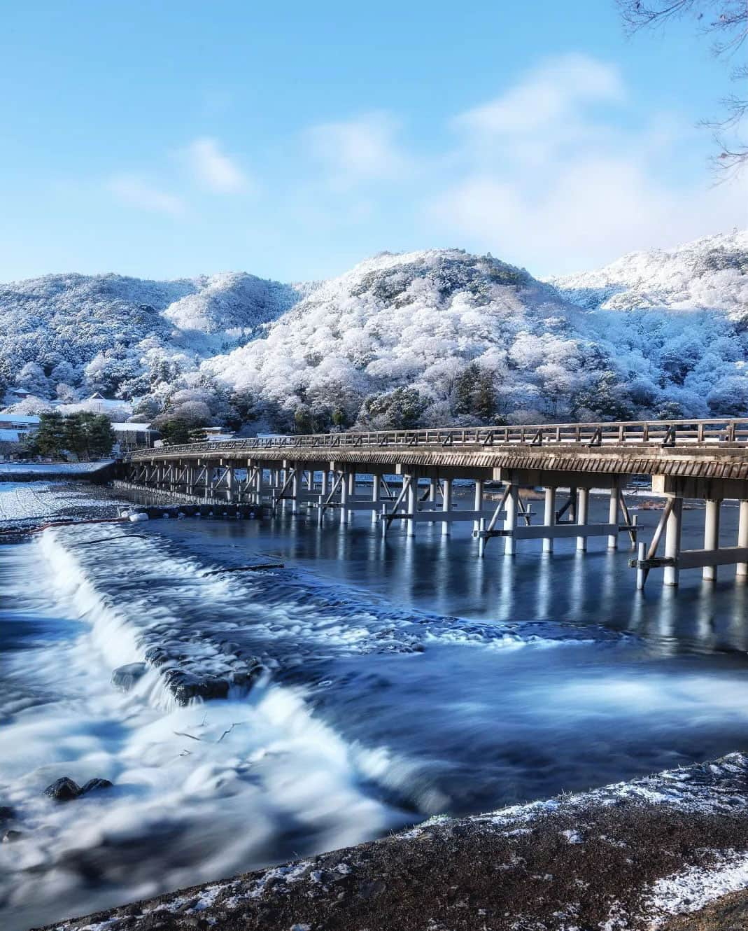 JALのインスタグラム：「. 幻想的な光景が広がる 冬の京都 #渡月橋 ❄ #DramaticDecember . . Photo by @koichi_k777 Post your memories with #FlyJAL  #JapanAirlines #JAL #travel #京都 #冬 #冬の京都 #冬の風景 #幻想的な風景 #旅 #冬旅 #絶景 #絶景スポット #日本 #日本の絶景 #日本の風景 #国内旅行 #旅行 #日本航空」