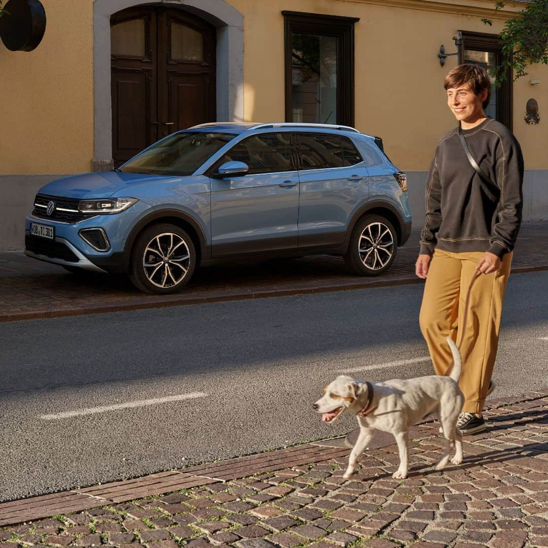 フォルクスワーゲンのインスタグラム：「At home in your everyday life. The new T-Cross is ready to be explored by you. #FunctionFollowsLife #vw #Volkswagen #VWTCross #TCross Displayed vehicle shows optional equipment.」