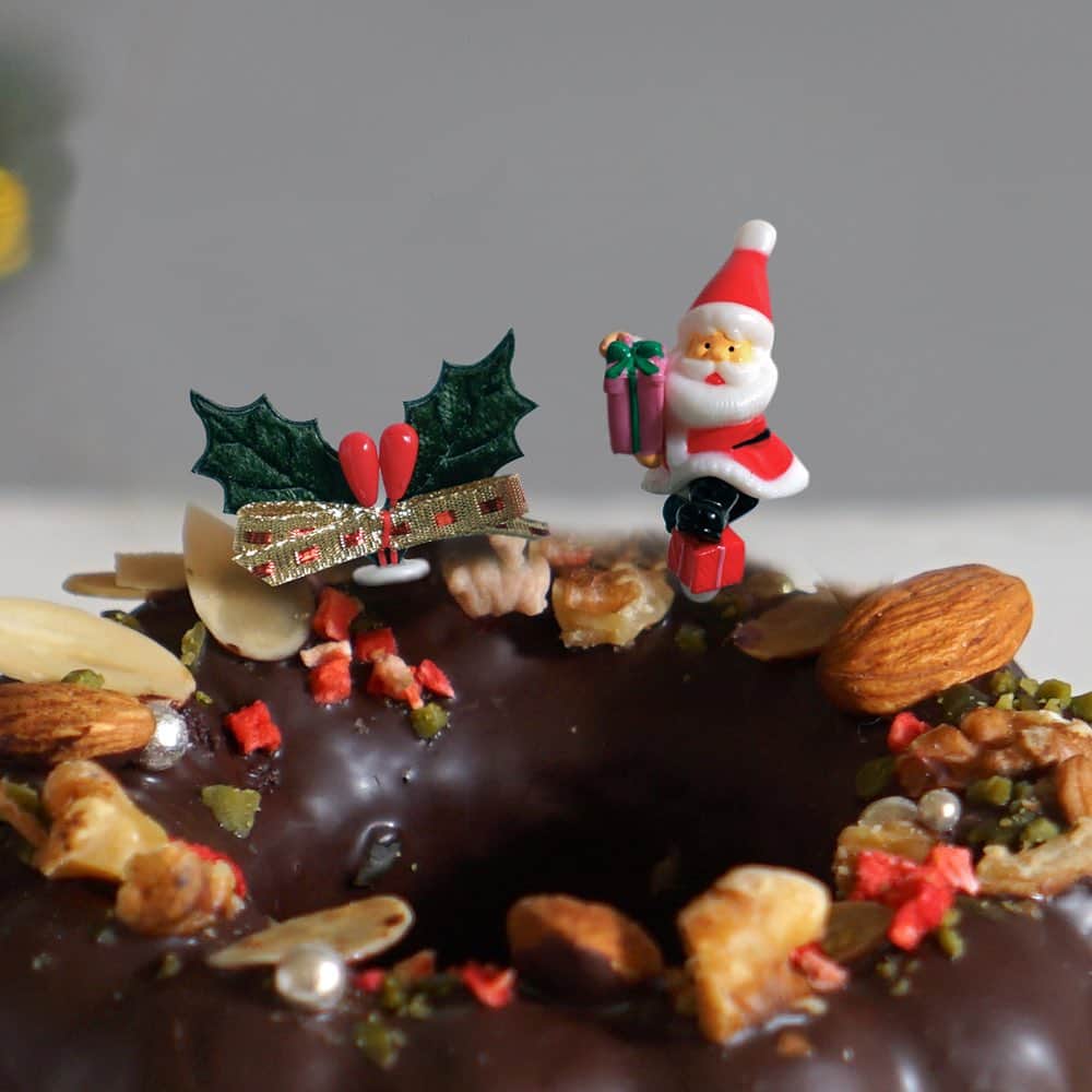 10mois(ディモワ) web shopのインスタグラム：「【締め切り間近】クリスマスケーキ chocolat kugloff noel クリスマスケーキのご注文は12/15までとなっております。  チョコレートを贅沢に練り込んだ生地に ラム酒漬けのドライフルーツを入れて。 クリスマス限定！数量限定のクグロフケーキです。   蒲郡本店でもクリスマスケーキ・クッキーのご注文を承ります。 ケーキのお引き取りは、12月19日（火）～24日（日）の間。  その他、6時間カヌレやアイシングクッキーボックスなど 人気のものも引き続きご用意しております。  楽しい年末年始にイベントやギフトとしても。 大切な節目の日に皆さんに寄り添えることを 願って作ったクッキーをお楽しみください。  [店舗情報] 愛知県蒲郡市御幸町21-10  営業時間　10：00～18：00  商品詳細はプロフィールURLから オンラインストアへ @atelier_10mois  #焼き菓子 #アトリエディモワ #atelier10mois #お菓子屋 #クッキー缶 #お菓子 #蒲郡 #ディモワ #10mois #アイシングクッキー #クリスマス #クリスマスクッキー #クリスマススイーツ #クリスマスクッキー缶 #クリスマスケーキ」