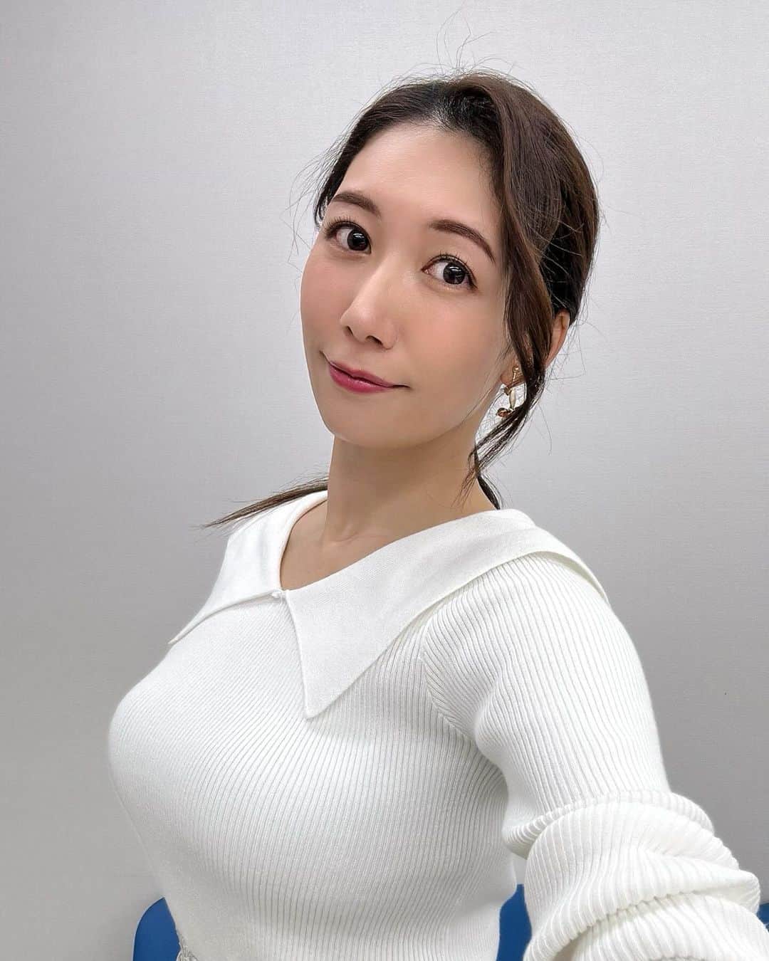 穂川果音さんのインスタグラム写真 - (穂川果音Instagram)「hairstyle  シンプルストレートポニーテール🐈  最近、私服でもストレートヘアにハマってるよ〜  #ポニーテールアレンジ　#ヘアアレンジ　#まとめ髪　#hairarrange #アベプラ」12月11日 17時39分 - hokawakanonn