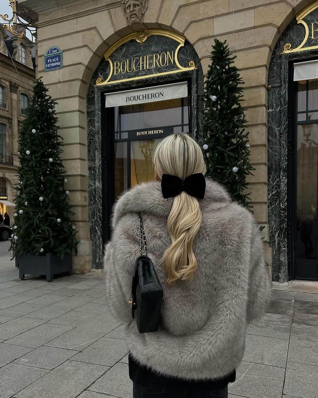 ELLE Polandのインスタグラム：「Winter mood 🎀🖤   #winterstyle  cc: @louisegrdd」