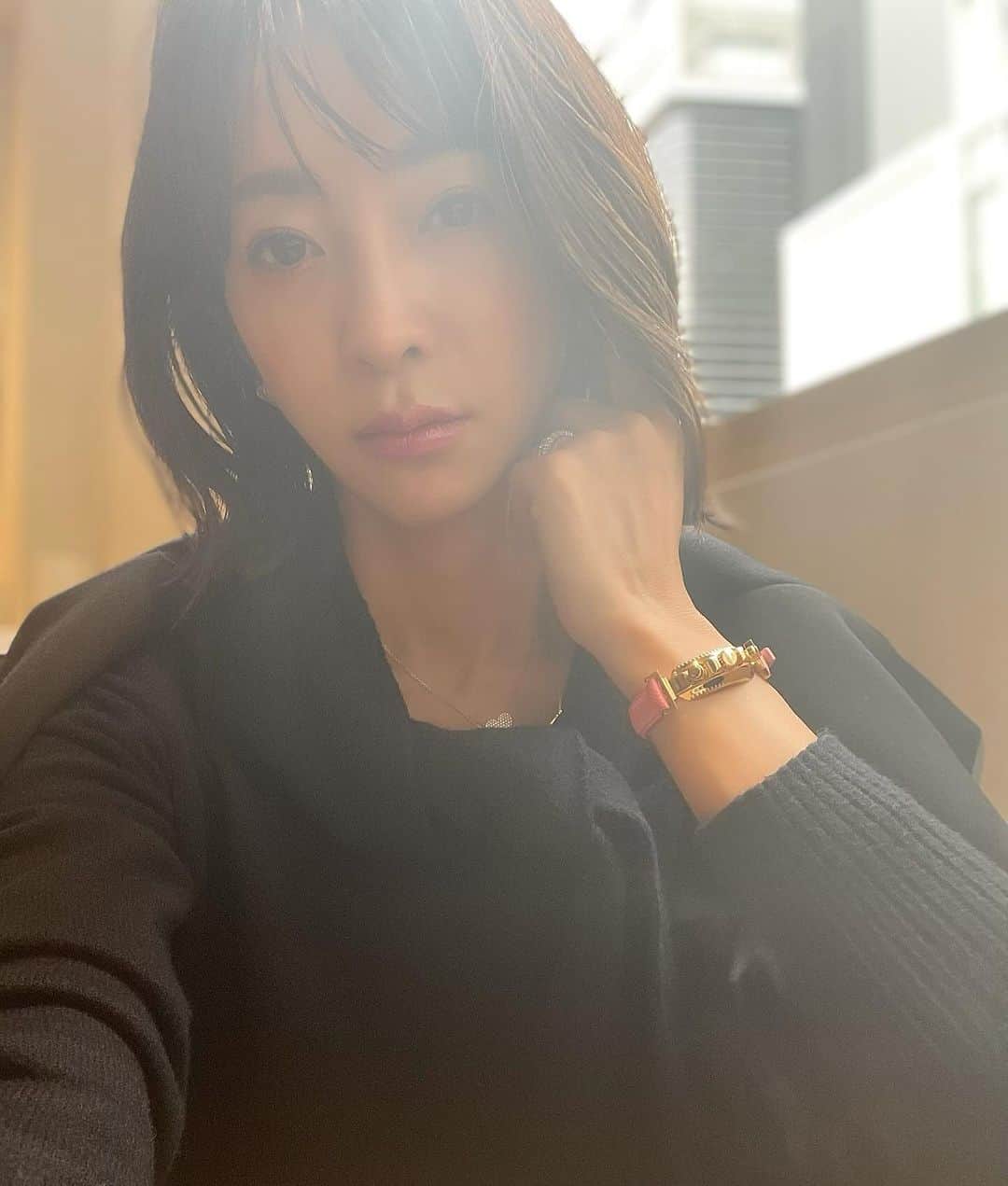 木本泉のインスタグラム：「- １２月ももう半ば前なのに、、、暖かかすぎる☀️ ニット1枚にジャケットを肩がけで十分。  今日はピンクday🩷  何歳になってもピンク好き💘 43歳最後の日🫣めでたくもないけど😅」