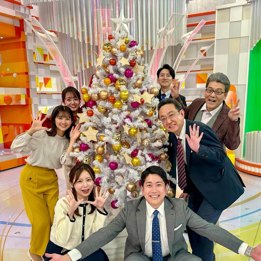 酒主義久さんのインスタグラム写真 - (酒主義久Instagram)「もうクリスマスですね🎄 今年はサンタに何をお願いしようかな🎁  各ご家庭の『サンタさん』達も、プレゼント選びに必死の時期でしょうか😊笑  だんだん冷えていくみたいなので、体調管理にみなさん気をつけてください！  先週は遅めの夏休み🌻 代行してくれた德田と勝野ありがとう！  #フジテレビ #めざましテレビ #アナウンサー #三宅正治 #軽部真一 #生田竜聖 #酒主義久 #井上清華 #小山内鈴奈 #原田葵 #井上さんが原田に角生やしてる」12月11日 17時53分 - yoshihisa_sakanushi