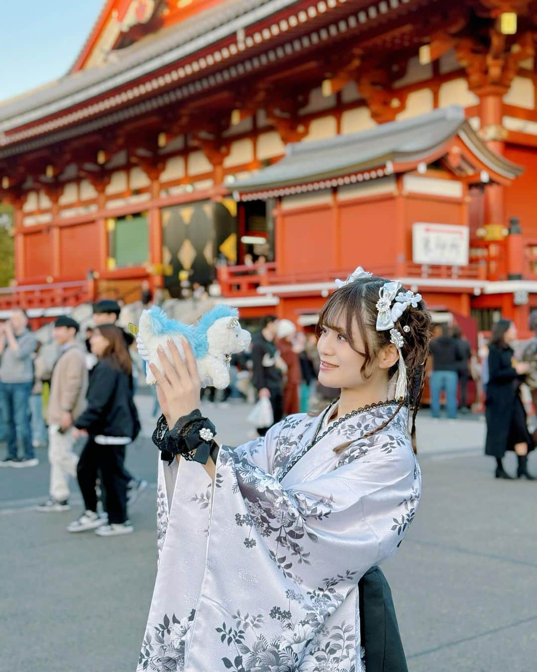 眞白ありすさんのインスタグラム写真 - (眞白ありすInstagram)「さわだ屋さんで着物着てきました♡ 来年の干支は「辰」なので辰っぽい感じにして貰いました🐉🎀  浅草可愛い着物はたくさんありますが...可愛い着物屋さん元祖のさわだ屋さんが1番大好きです🩷  #浅草　#浅草着物レンタル  #ミス浅草ジェニック2024エントリー  #ミス浅草ジェニック  #着物女子 #着物レンタル  #袴ヘア #着物ヘア」12月11日 17時54分 - alice.ee1010