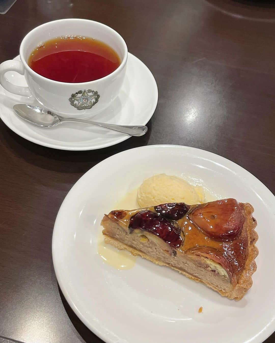 田中碧さんのインスタグラム写真 - (田中碧Instagram)「【銀ブラ】 ⁡ ブラジルコーヒーじゃなくて紅茶だけど ふらっと入ったカフェが有名店でした☕️ ⁡ アラジン楽しみすぎてソワソワしてる写真。笑 ⁡ ⁡ #銀ブラ #銀座カフェ #銀座カフェ巡り #銀座カフェーパウリスタ #カフェパウリスタ #パウリスタ #タルトケーキ #栗のタルト #アナウンサー #田中碧 #cafe #ginza #tartcake #teatime #☕️」12月11日 17時50分 - aoi.tanaka.0523