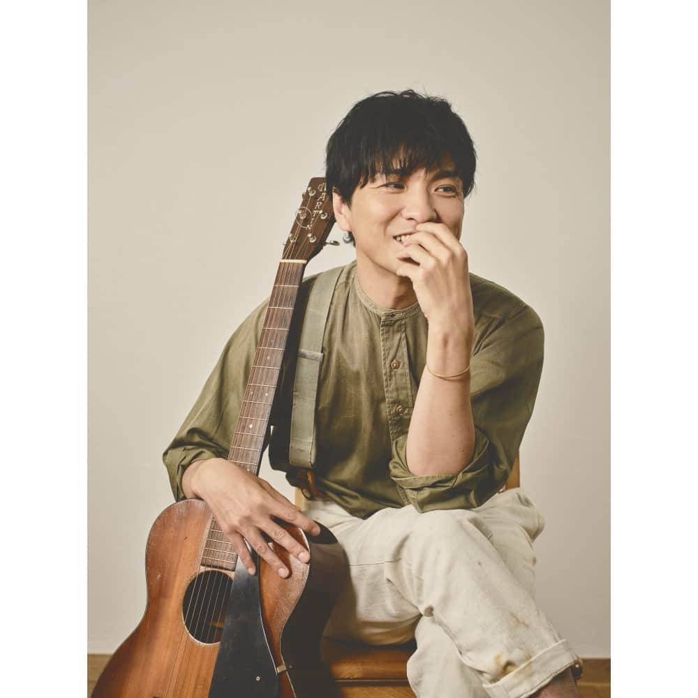 チケットぴあのインスタグラム：「◤ #森山直太朗 ◢ 「森山直太朗20thアニバーサリーツアー『素晴らしい世界』」の<番外篇>として、来年3/16(土)に両国国技館にて102本目の公演を開催🎉  ／ 🎫ファミリーマート先行受付中 ⌛～12/18(月) 23:59まで ＼  📅2024/3/16(土) 18:00開演(17:00開場) 🎪両国国技館 (東京都)  🔍チケットは「森山直太朗 ぴあ」で検索！」