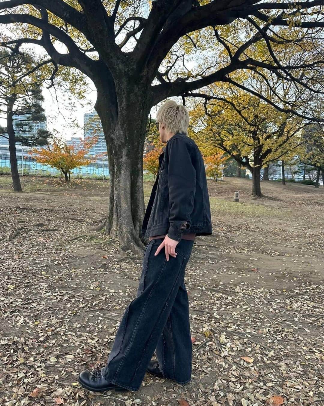 新井谷悠さんのインスタグラム写真 - (新井谷悠Instagram)「今年の12月暖かいね！！まだ全然秋服着れる😙   #ootd」12月11日 17時55分 - araiyahalu