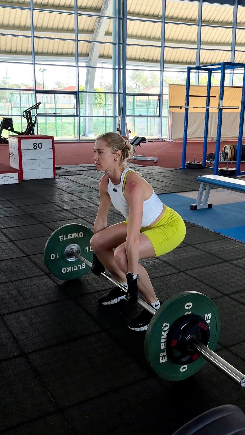 アンナ・リシコヴァのインスタグラム：「One of my sets of exercises for the gym 💚   #gym #powerclean #gymtraining #power #squats #energy #gymworkout #athlete #pump」