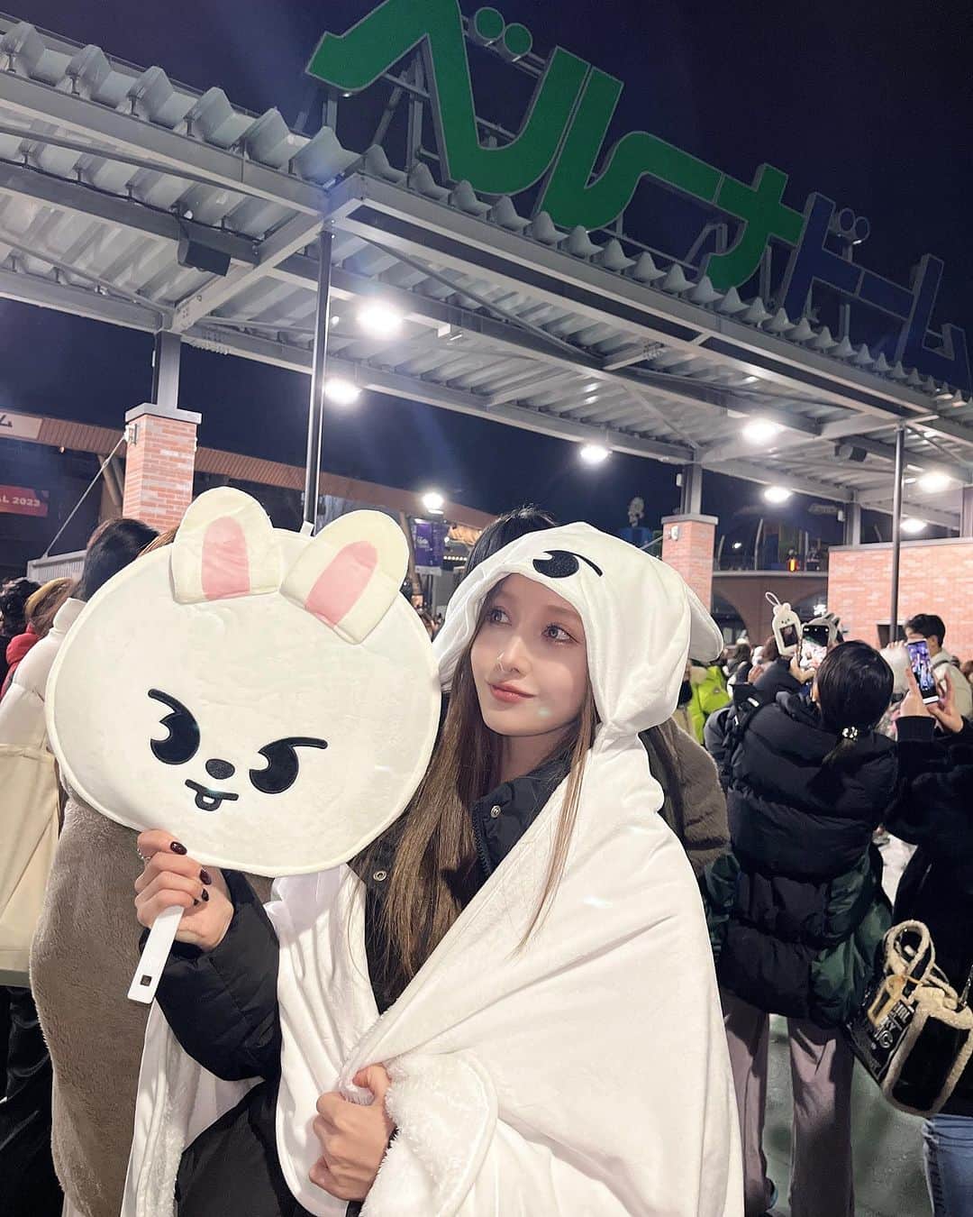浅香ななみのインスタグラム：「. ミューバン🐰🤍 今年最後のライブ参戦でした . . #musicbank #straykids #stay #推し活 #推しのいる暮らし」