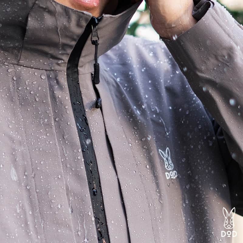 DOPPELGANGER OUTDOORさんのインスタグラム写真 - (DOPPELGANGER OUTDOORInstagram)「. \ セール中！ハードシェルパカーン👐🏻/ . 雨でも妥協できないアウトドアシーンに着たい、防水・防風・透湿機能を備えた頼もしいジャケット #ハードシェルパカーン 👐🏻 12/14AM9時までのアパレルセールでは、約5,000円オフの9,900円にてご購入いただけます！ . 前面のファスナーをパカーンと開ければ大充実の収納ポケットが出現。 スマホやミニタオルなどの必携品をバッグいらずで濡らさずに持ち運べます👐🏻 . 悪天候時はもちろん、アウトドアライクにキメたい日の普段のアウター使いにも◎ ワイドシルエットなため、中に厚手のスウェットなどを着込んで寒さ対策をすることも可能です👐🏻 雨もそうですが、風って心身ともに結構ダメージくらいますよね。 でも動かねば、外に出ねばってときのアウターに是非どうぞ！ . M / L / XLの3サイズ、グレー / ブラックの2色展開。 こちらもセール中の同素材のパンツ（別売り）を合わせれば、さらに頼もしいセットアップスタイルで着用できます👐🏻 . #ハードシェルジャケット #ジャケット #防水ジャケット #防風ジャケット #アウトドアファッション #雨キャンプ #dod #ディーオーディー #outdoor #アウトドア #ソトアソビ #camp #キャンプ #キャンプギア #campgear #露營 #戶外 #디오디 #캠핑」12月11日 18時09分 - dod.camp