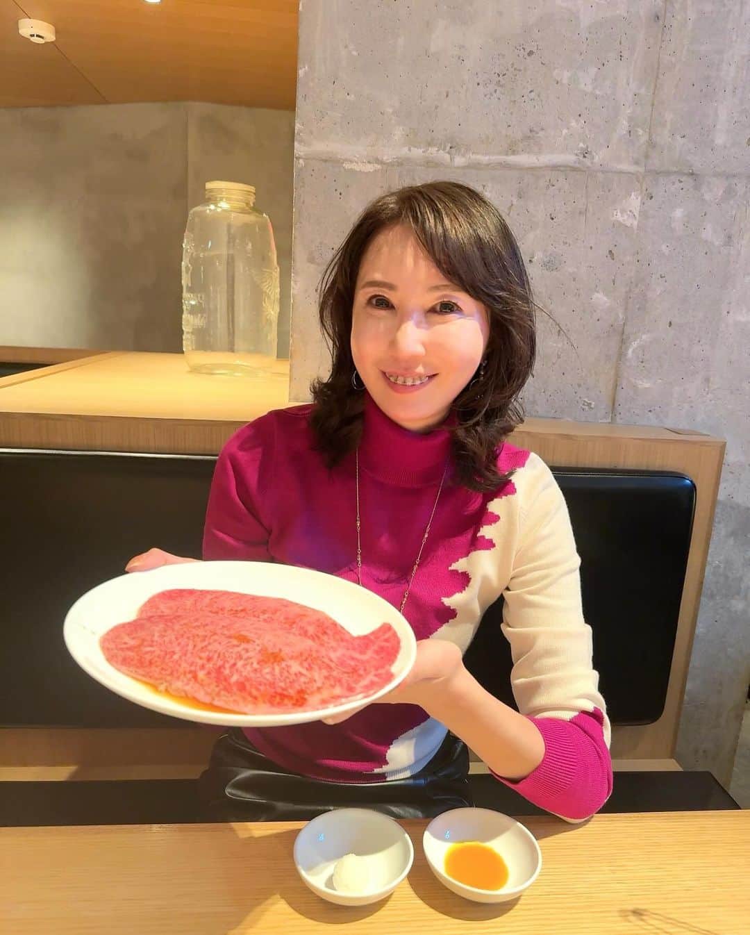 奈々さんのインスタグラム写真 - (奈々Instagram)「『ビーフキッチン中目黒本店』  肉力がすごい！ 圧倒的なコスパ抜群👍  ２回に分けて投稿させてくださいね😊  肉はもちろんですが 前菜から素材にもこだっており 自家製白菜キムチも白菜無農薬💕  4種類のナムルはお代わり自由😍  デザートまで 全て手作りにこだわっているの👍😘  デザートは、次回の投稿でご紹介しますね🙋‍♀️  お肉はどれもクオリティが高く どのお肉も柔らかくて 脂っこさがなく、クセのないので どんどん食べれちゃう💖  お肉以外のお料理もコースに入ってて そちらも絶品😋  カブのワンタンスープやシチューカツも めちゃくちゃ美味しいの✨  カブのワンタンスープは ほどよいとろみと、出汁の旨さ👍  ユッケの味付けも抜群👍 こちらも、次回の投稿で💖  モツ煮込みも美味しかったなー💕  接客もとてもよくて 店員さんとおしゃべりしちゃった😊  あっという間に満席に🈵  予約するのがおすすめです👍  デートや会食、記念日に💖  忘年会されてらっしゃる方もいたので 年末にぜひ😘  リピートしたい焼肉屋さんです💕  メニューのお料理 全部載せ切れてないので 次回も見てね💖  ■ナムル４種盛り ■白菜キムチ ■合法ユッケ ■もつ煮込み ■上タン 無農薬レモン ■特選ハラミ ■リブ芯  ■生野菜サラダ ■かぶのワンタンスープ ■牛頬肉のシチューカツ ■ランプ/シンシン　 ■本日の特選 タレ ■サーロイン/ミスジ　すき焼きセット ■本日の締めもの ■本日のデザート  @beefkitchen_tokyo  『ビーフキッチン中目黒本店』 📍東京都目黒区上目黒2-44-8 ロ・カーサ上目黒 B1 TEL：03-5768-3601  #PR #ビーフキッチン中目黒本店 #中目黒グルメ #中目黒ディナー #焼肉 #焼き肉 #お肉 #お肉大好き #最高すぎ #最高のディナー #手作りのこだわり #焼き肉屋 #焼肉デート #焼肉ディナー」12月11日 18時12分 - nanafujn