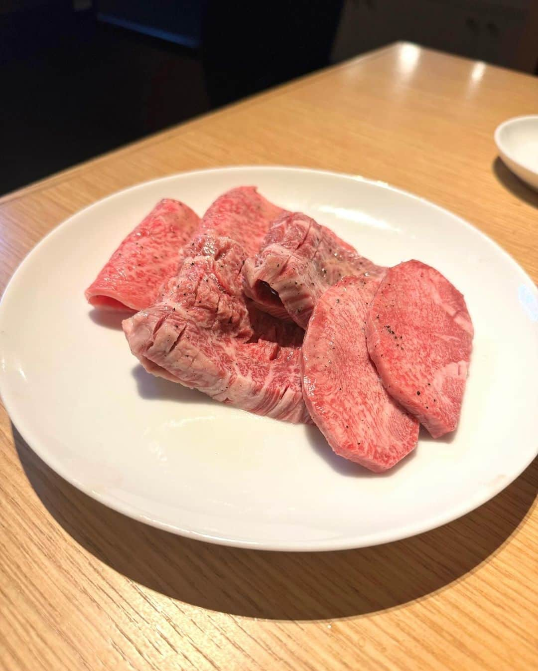 奈々さんのインスタグラム写真 - (奈々Instagram)「『ビーフキッチン中目黒本店』  肉力がすごい！ 圧倒的なコスパ抜群👍  ２回に分けて投稿させてくださいね😊  肉はもちろんですが 前菜から素材にもこだっており 自家製白菜キムチも白菜無農薬💕  4種類のナムルはお代わり自由😍  デザートまで 全て手作りにこだわっているの👍😘  デザートは、次回の投稿でご紹介しますね🙋‍♀️  お肉はどれもクオリティが高く どのお肉も柔らかくて 脂っこさがなく、クセのないので どんどん食べれちゃう💖  お肉以外のお料理もコースに入ってて そちらも絶品😋  カブのワンタンスープやシチューカツも めちゃくちゃ美味しいの✨  カブのワンタンスープは ほどよいとろみと、出汁の旨さ👍  ユッケの味付けも抜群👍 こちらも、次回の投稿で💖  モツ煮込みも美味しかったなー💕  接客もとてもよくて 店員さんとおしゃべりしちゃった😊  あっという間に満席に🈵  予約するのがおすすめです👍  デートや会食、記念日に💖  忘年会されてらっしゃる方もいたので 年末にぜひ😘  リピートしたい焼肉屋さんです💕  メニューのお料理 全部載せ切れてないので 次回も見てね💖  ■ナムル４種盛り ■白菜キムチ ■合法ユッケ ■もつ煮込み ■上タン 無農薬レモン ■特選ハラミ ■リブ芯  ■生野菜サラダ ■かぶのワンタンスープ ■牛頬肉のシチューカツ ■ランプ/シンシン　 ■本日の特選 タレ ■サーロイン/ミスジ　すき焼きセット ■本日の締めもの ■本日のデザート  @beefkitchen_tokyo  『ビーフキッチン中目黒本店』 📍東京都目黒区上目黒2-44-8 ロ・カーサ上目黒 B1 TEL：03-5768-3601  #PR #ビーフキッチン中目黒本店 #中目黒グルメ #中目黒ディナー #焼肉 #焼き肉 #お肉 #お肉大好き #最高すぎ #最高のディナー #手作りのこだわり #焼き肉屋 #焼肉デート #焼肉ディナー」12月11日 18時12分 - nanafujn