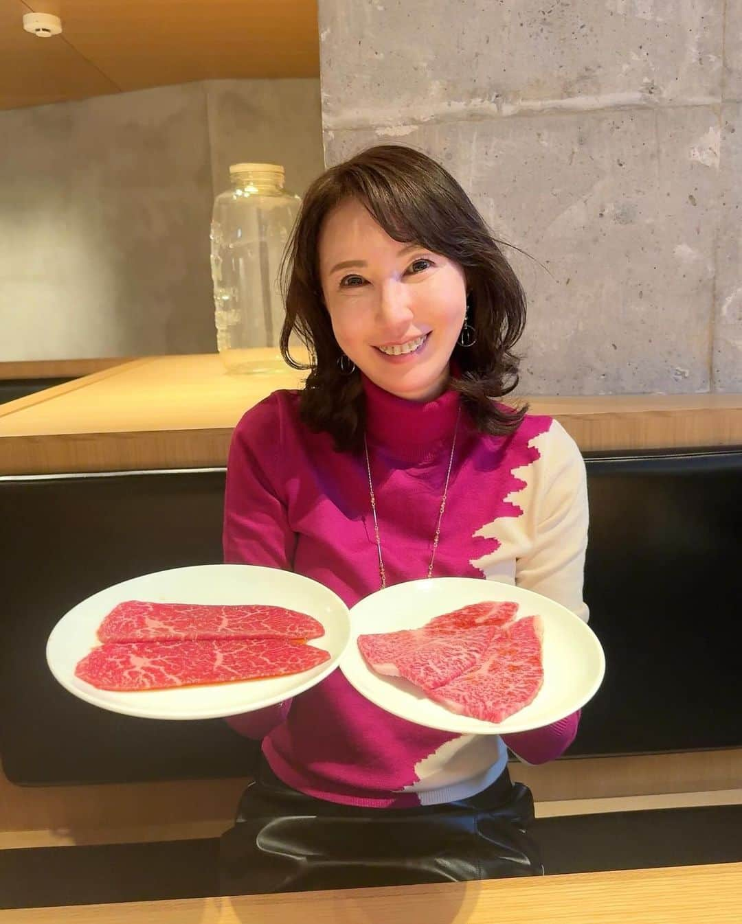 奈々のインスタグラム：「『ビーフキッチン中目黒本店』  肉力がすごい！ 圧倒的なコスパ抜群👍  ２回に分けて投稿させてくださいね😊  肉はもちろんですが 前菜から素材にもこだっており 自家製白菜キムチも白菜無農薬💕  4種類のナムルはお代わり自由😍  デザートまで 全て手作りにこだわっているの👍😘  デザートは、次回の投稿でご紹介しますね🙋‍♀️  お肉はどれもクオリティが高く どのお肉も柔らかくて 脂っこさがなく、クセのないので どんどん食べれちゃう💖  お肉以外のお料理もコースに入ってて そちらも絶品😋  カブのワンタンスープやシチューカツも めちゃくちゃ美味しいの✨  カブのワンタンスープは ほどよいとろみと、出汁の旨さ👍  ユッケの味付けも抜群👍 こちらも、次回の投稿で💖  モツ煮込みも美味しかったなー💕  接客もとてもよくて 店員さんとおしゃべりしちゃった😊  あっという間に満席に🈵  予約するのがおすすめです👍  デートや会食、記念日に💖  忘年会されてらっしゃる方もいたので 年末にぜひ😘  リピートしたい焼肉屋さんです💕  メニューのお料理 全部載せ切れてないので 次回も見てね💖  ■ナムル４種盛り ■白菜キムチ ■合法ユッケ ■もつ煮込み ■上タン 無農薬レモン ■特選ハラミ ■リブ芯  ■生野菜サラダ ■かぶのワンタンスープ ■牛頬肉のシチューカツ ■ランプ/シンシン　 ■本日の特選 タレ ■サーロイン/ミスジ　すき焼きセット ■本日の締めもの ■本日のデザート  @beefkitchen_tokyo  『ビーフキッチン中目黒本店』 📍東京都目黒区上目黒2-44-8 ロ・カーサ上目黒 B1 TEL：03-5768-3601  #PR #ビーフキッチン中目黒本店 #中目黒グルメ #中目黒ディナー #焼肉 #焼き肉 #お肉 #お肉大好き #最高すぎ #最高のディナー #手作りのこだわり #焼き肉屋 #焼肉デート #焼肉ディナー」