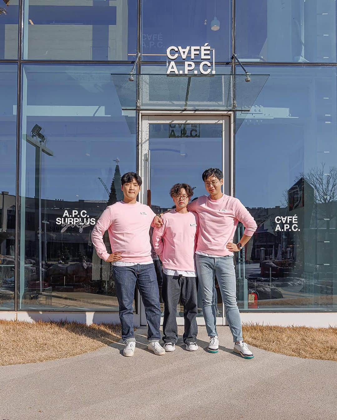 アーペーセーさんのインスタグラム写真 - (アーペーセーInstagram)「A.P.C. LOTTE TIMEVILLAS IS NOW OPEN   Discover our new Surplus store at the Lotte Timevillas in Korea where you can shop A.P.C. , A.P.C. GOLF and CAFE A.P.C. a two-story space.  1F : A.P.C. / A.P.C. GOLF 2F : CAFE A.P.C.  The store stands out with its distinctive glass-covered exterior while second CAFE A.P.C. is designed with a unique structure using natural-toned wood materials.  Drop by to shop our timeless pieces and enjoy coffee and dessert.  A.P.C. LOTTE TIMEVILLAS 1 Barasan-ro, Uiwang-si, Gyeonggi-do South Korea  #APCParis #SouthKorea」12月11日 18時12分 - apc_paris