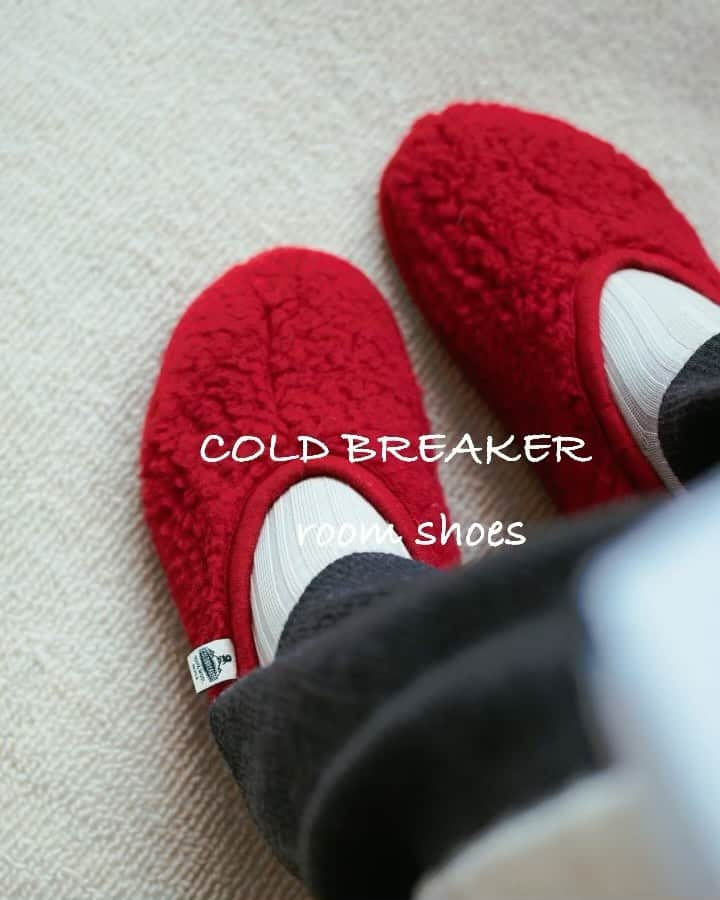 オルネ ド フォイユのインスタグラム：「新入荷  ポーランドのニットファクトリー COLD BREAKER（コールドブレーカー）から、 大人気のルームシューズが届きました❄️  今年はレッドやブラウンも新しく仲間入り✨  男性の方にもお使い頂けるよう、 一部Lサイズをご用意しました！  ウール100％のふわふわとした温もりは 寒い冬には心強いですね。  今の季節にぴったりなあったかアイテムです。  スリッポンタイプで脱げにくいので、 使い勝手も良いですよ。  ギフトにもおすすめです。  商品名：COLD BREAKER ルームシューズ ∟ ライトグレー ∟ グレー ∟ レッド ∟ ライトグレー／L ∟ ブラウン／L  ———————————————  ●商品詳細はプロフィールのリンクからご確認ください。  👉@ornedefeuilles   ※検索画面で「COLD BREAKER」でチェック🔎   ※オンラインショップと不動前店の取扱い商品は異なります。  #COLDBREAKER#コールドブレーカー#ウールスリッパ#ルームシューズ#roomshoes#暮らしを楽しむ #心地よい暮らし #丁寧な暮らし #ornedefeuilles #オルネドフォイユ」