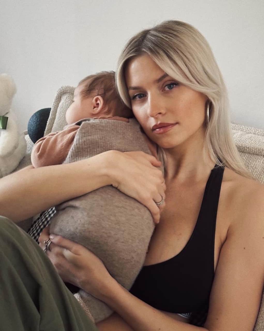 レナ・ゲルケのインスタグラム：「1 year my little girl 😭💕 i‘m crying while writing this💕 waking up with you every morning next to me makes me the happiest Person on earth ❤️ happy Birthday sunshine❤️」