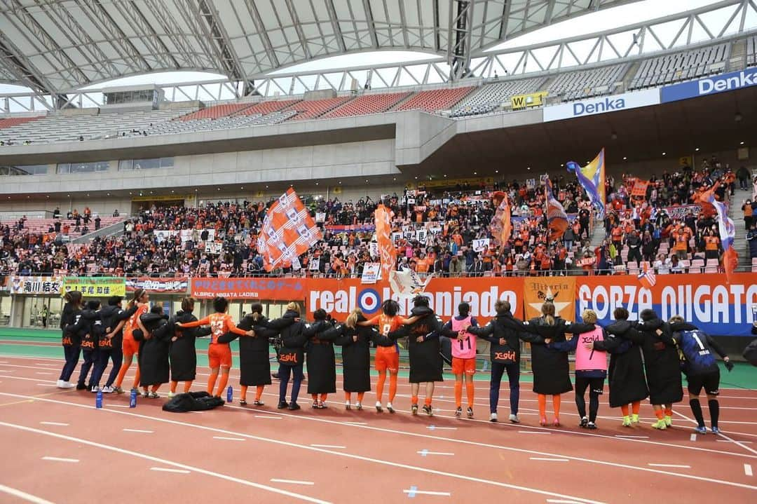 川澄奈穂美さんのインスタグラム写真 - (川澄奈穂美Instagram)「📸🧡💙 ▽ WEリーグ23-24 第5節 vs 三菱重工浦和レッズレディース ◯2-0  大きな大きな勝ち点3  #アイシテルニイガタ」12月11日 18時19分 - naho_kawasumi_9