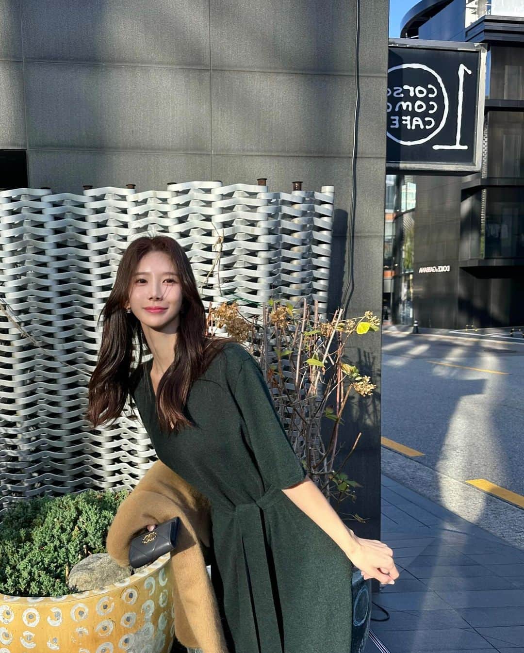 キム・ミニのインスタグラム：「11월부터 크리스마스라는 게 학계의 정설인데.. 홀가먼트로 툭 무심하게 짜낸 메리노울 드레스 간결하게 입고  이게 12월 데일리 출근룩이 될 줄이야😝  없었으면 너무 아쉬웠을 뻔한 원피스 답지 않게 너무너무 편한 이 니트 드레스는 드디어 내일 밤입니다 ✨🩷  피부에 닿는 촉감이 극세사처럼 부드러운  슈퍼 파인 메리노울 100% 포근하고 두텁고 아주 유연해서 구김마저 안가는 고급 소재고요!  그래서 당연히 맨 살 전용이에요.  까슬거릴까 걱정🙅🏻‍♀️ 파임도 덜해서 반팔 덧대 입으실 필요 없이 하나만 툭 걸치고 휘뚜루마뚜루 다니시면 됩니다  🙆🏻‍♀️  깔끔하게 완성되는 핏과 두꺼운 외투를 입어도  걸리적거리지 않는 디자인 덕분에  저는 요새 이거 이너 원피스로 교복처럼 애용한답니다,,🎊  세 컬러 다 보여드렸으니 이제 소재 대비 파격적인 가격 혜택만 알려드리면 되겠네요😍」