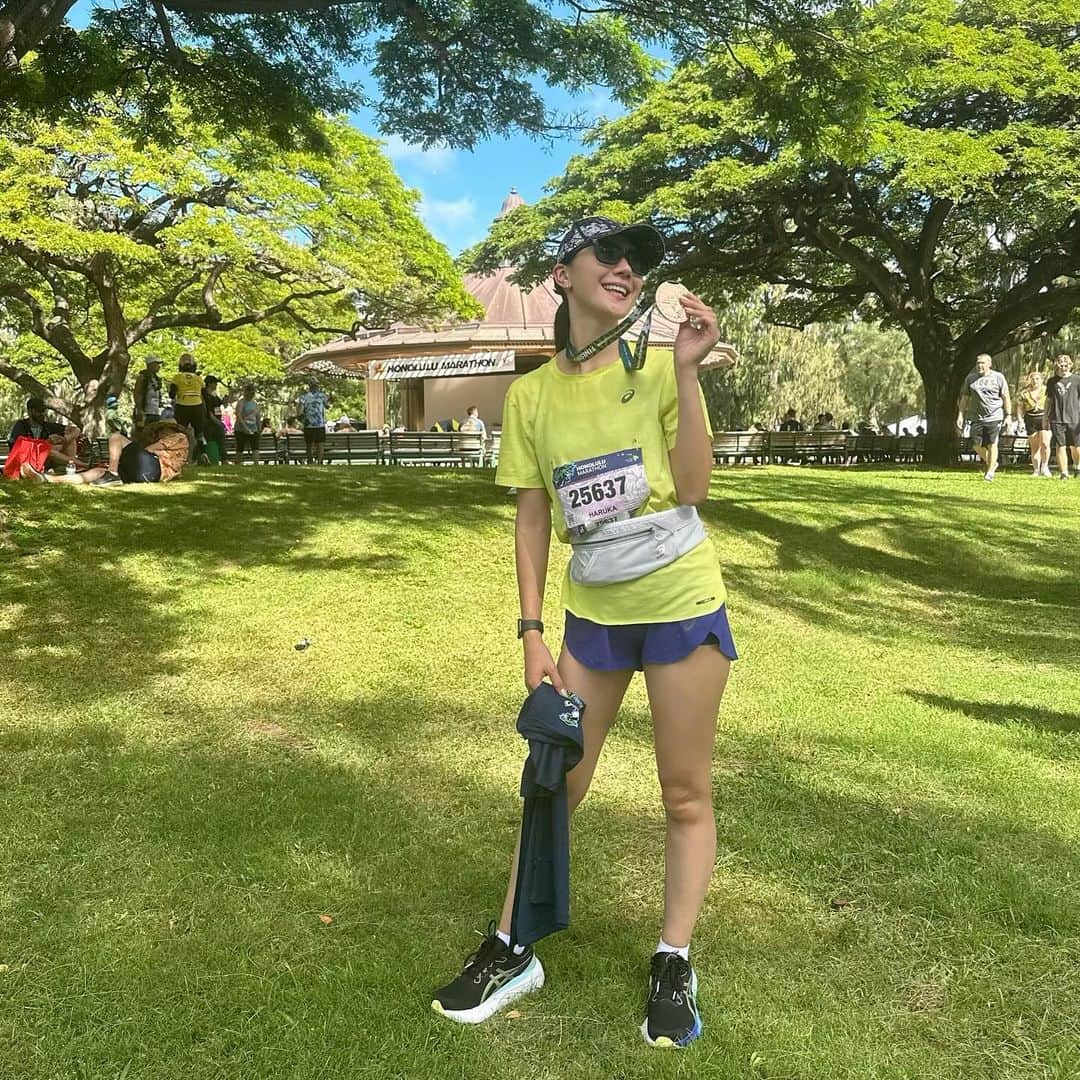 野原遥さんのインスタグラム写真 - (野原遥Instagram)「初のホノルルフルマラソン🏃‍♀️🌺 42.195km本日無事に完走しました🔥🔥  フルマラソンを何度も走っている夫に感化され、 昨年、10kmを走った後にフルマラソンを走ることを決意。  ホノルルのコースは辛いと聞いていたのでギリギリまで迷っていたけど 「一度きりの人生」ということで、今回挑戦することに🙏  想像以上に辛くて何度も歩いちゃったけど 沿道の応援や夫のサポートもあって 初めてのフルマラソンは、5:53でゴールすることができました😭  5:59を目標に走っていたので なんとか目標をクリアできてよかった😮‍💨✨  身体はボロボロでゾンビみたいになっていますが（笑） 完走できたことへの達成感がとにかくすごい🔥  応援の連絡をくれた皆様、本当にありがとうございました❤️‍🔥 挑戦できてよかった！！  #ホノルルマラソン #ホノルルマラソン2023 #Honolulumarathon #フルマラソン #princewaikiki #プリンスワイキキ」12月11日 18時22分 - noharu1021