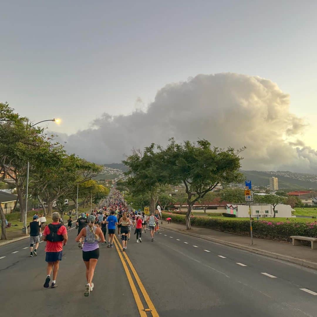 野原遥さんのインスタグラム写真 - (野原遥Instagram)「初のホノルルフルマラソン🏃‍♀️🌺 42.195km本日無事に完走しました🔥🔥  フルマラソンを何度も走っている夫に感化され、 昨年、10kmを走った後にフルマラソンを走ることを決意。  ホノルルのコースは辛いと聞いていたのでギリギリまで迷っていたけど 「一度きりの人生」ということで、今回挑戦することに🙏  想像以上に辛くて何度も歩いちゃったけど 沿道の応援や夫のサポートもあって 初めてのフルマラソンは、5:53でゴールすることができました😭  5:59を目標に走っていたので なんとか目標をクリアできてよかった😮‍💨✨  身体はボロボロでゾンビみたいになっていますが（笑） 完走できたことへの達成感がとにかくすごい🔥  応援の連絡をくれた皆様、本当にありがとうございました❤️‍🔥 挑戦できてよかった！！  #ホノルルマラソン #ホノルルマラソン2023 #Honolulumarathon #フルマラソン #princewaikiki #プリンスワイキキ」12月11日 18時22分 - noharu1021