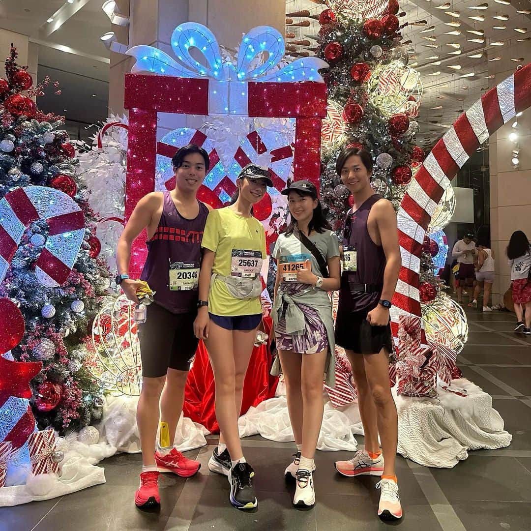 野原遥さんのインスタグラム写真 - (野原遥Instagram)「初のホノルルフルマラソン🏃‍♀️🌺 42.195km本日無事に完走しました🔥🔥  フルマラソンを何度も走っている夫に感化され、 昨年、10kmを走った後にフルマラソンを走ることを決意。  ホノルルのコースは辛いと聞いていたのでギリギリまで迷っていたけど 「一度きりの人生」ということで、今回挑戦することに🙏  想像以上に辛くて何度も歩いちゃったけど 沿道の応援や夫のサポートもあって 初めてのフルマラソンは、5:53でゴールすることができました😭  5:59を目標に走っていたので なんとか目標をクリアできてよかった😮‍💨✨  身体はボロボロでゾンビみたいになっていますが（笑） 完走できたことへの達成感がとにかくすごい🔥  応援の連絡をくれた皆様、本当にありがとうございました❤️‍🔥 挑戦できてよかった！！  #ホノルルマラソン #ホノルルマラソン2023 #Honolulumarathon #フルマラソン #princewaikiki #プリンスワイキキ」12月11日 18時22分 - noharu1021