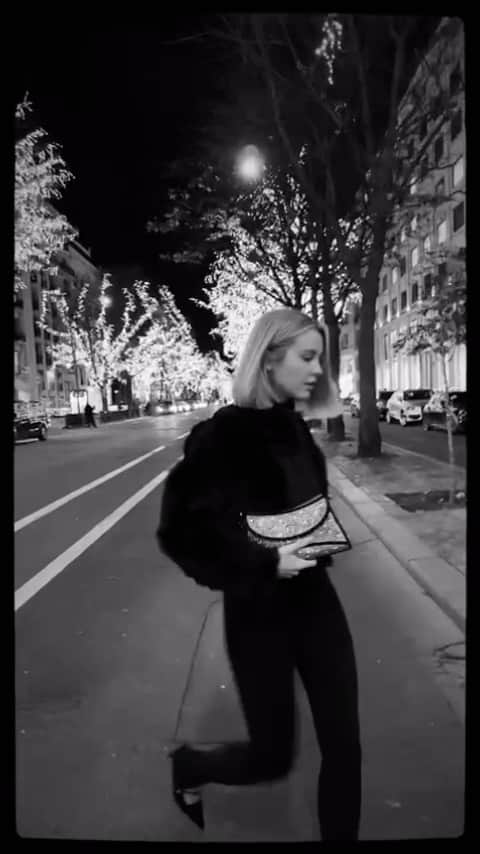 アイグナーのインスタグラム：「Spotted: @isabellehartmann with the sparkliest bag for the sparkliest season!  Get inspired and get gifting at aignermunich.com  #AIGNER #AIGNERSS24」