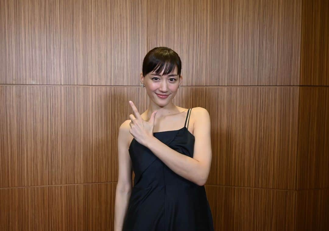 ホリプロ Actorのインスタグラム：「#綾瀬はるか  第48回報知映画賞 主演女優賞を受賞しました🏆✨ 表彰式のオフショットです📸  #報知映画賞 #主演女優賞  #レジェンドアンドバタフライ  #リボルバーリリー   #ホリプロ #horipro」