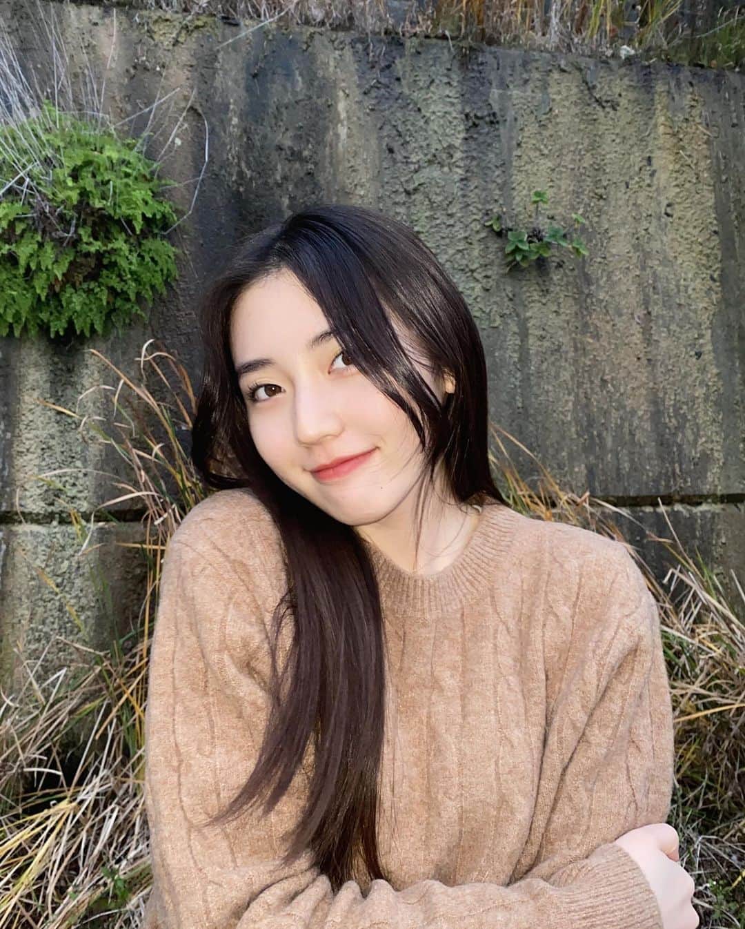 宮本和奏のインスタグラム：「⛄️ 今年は雪降るのかなー？ 小学生のとき沢山雪が降った日に、積もった雪で友達と滑り台とか雪だるま作ってたなぁ。  みんなは何か作った思い出ある🙄 #宮本和奏」