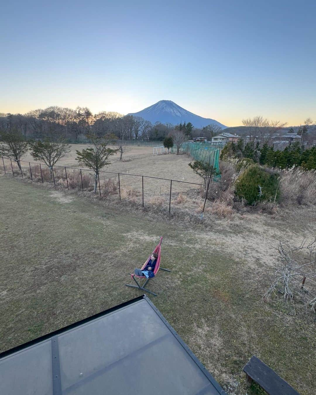 峯りあなさんのインスタグラム写真 - (峯りあなInstagram)「富士山の麓でハンモック🗻🌈」12月11日 18時30分 - riana_mine