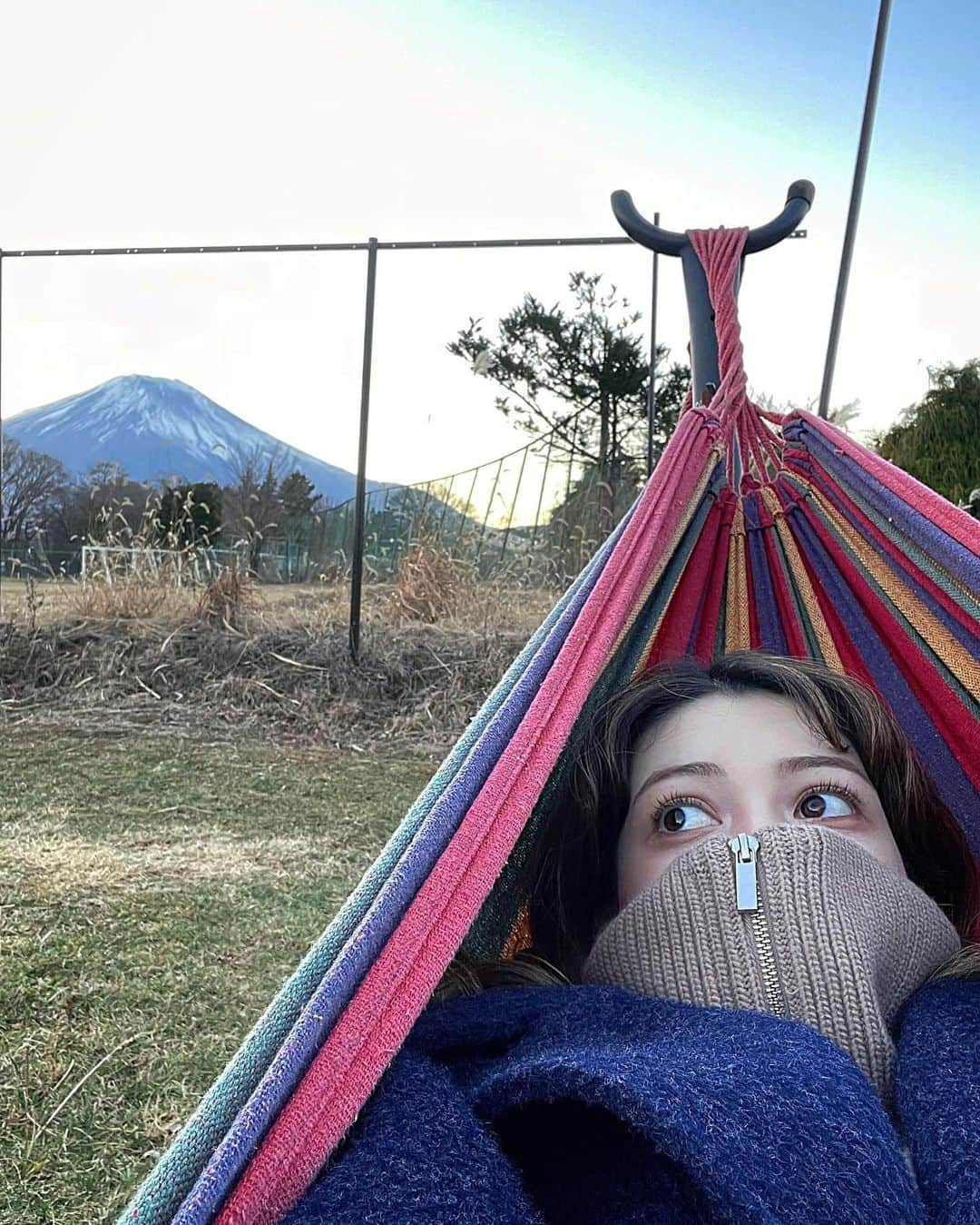 峯りあなさんのインスタグラム写真 - (峯りあなInstagram)「富士山の麓でハンモック🗻🌈」12月11日 18時30分 - riana_mine