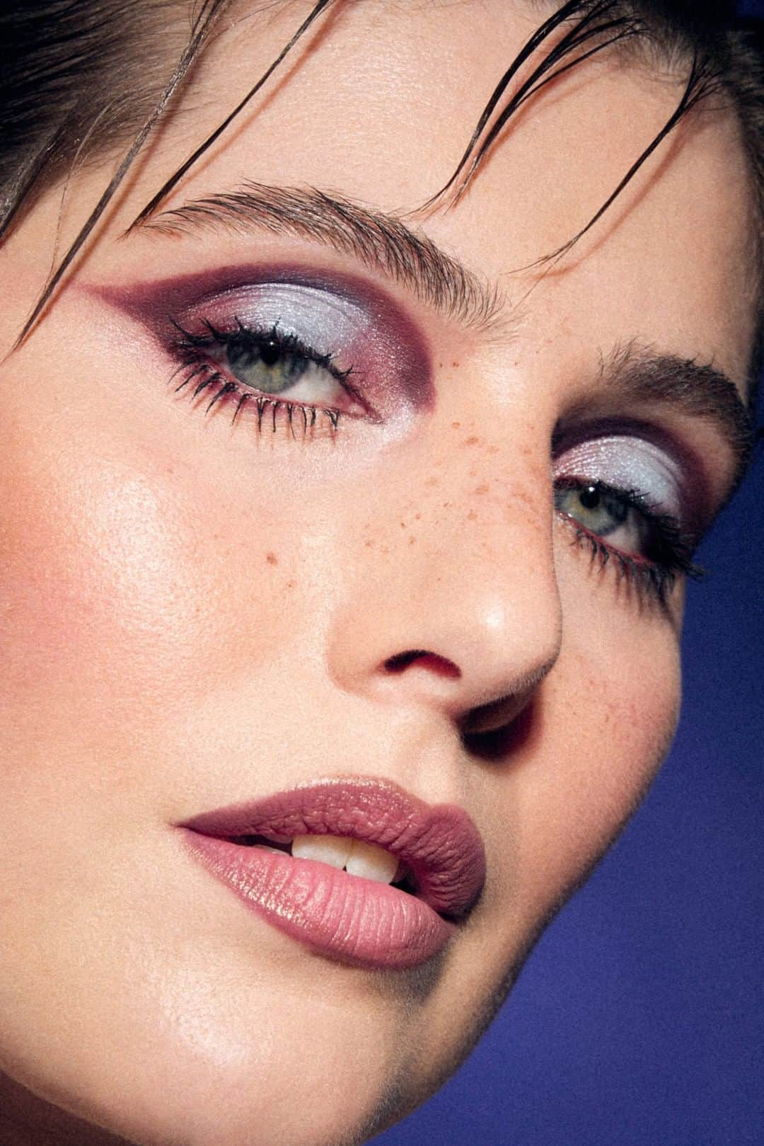 M•A•C Cosmetics Franceのインスタグラム：「Quoi de mieux qu’un maquillage sur-mesure créé par notre Senior Artist @tomsapin ? 😇   Préparez-vous à briller de mille feux grâce à ce tuto pour un look de fêtes pas comme les autres ! ❄️🏝️  Produits utilisés : ✨ Palette Sparkle Storm ✨ Color Excess Nudge Ink & Blurrring Blue ✨ Trio Bestseller (Powder Kiss Velvet Blur Over The Taupe, Fix +, Mac Stack) ✨ Lip Pencil Stone _____  MUA : @tomsapin Model : @marion_massat_ Vidéo : @brunogasperini Hair: @romaindurandhair _____  #MacCosmetics #MacHoliday #HolidayLook #MakeupTutorial #MakeupLovers」