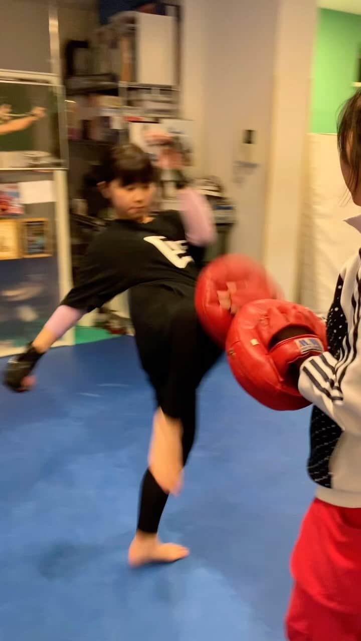 須田理夏子のインスタグラム：「膝蹴り🥋 ・ ・ ・ 数年前のアクション動画。 若すぎる。顔幼くない？  #me #系統バラバラ系女子  #須田理夏子  #photo #photography #followｍe  #アクション #技  #練習  #稽古 #膝蹴り  #若い  #若い頃」