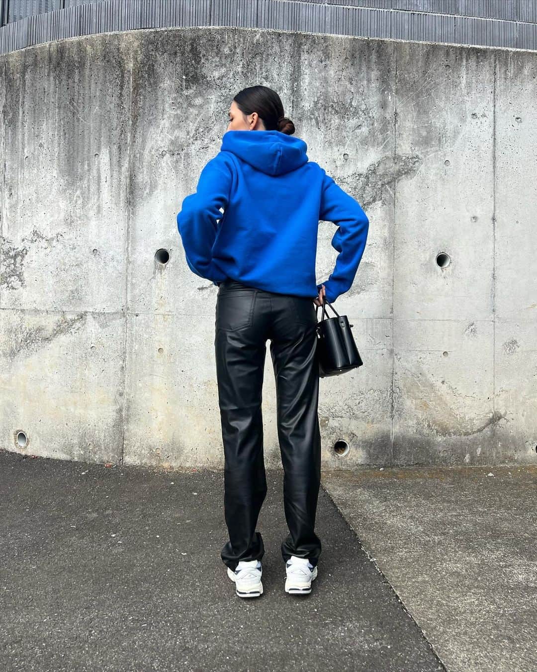 ジュリア・ミナトヤさんのインスタグラム写真 - (ジュリア・ミナトヤInstagram)「良いブルーですね🫐🩵🛜  レザーのパンツと合わせたよ。」12月11日 20時00分 - julia.minatoya