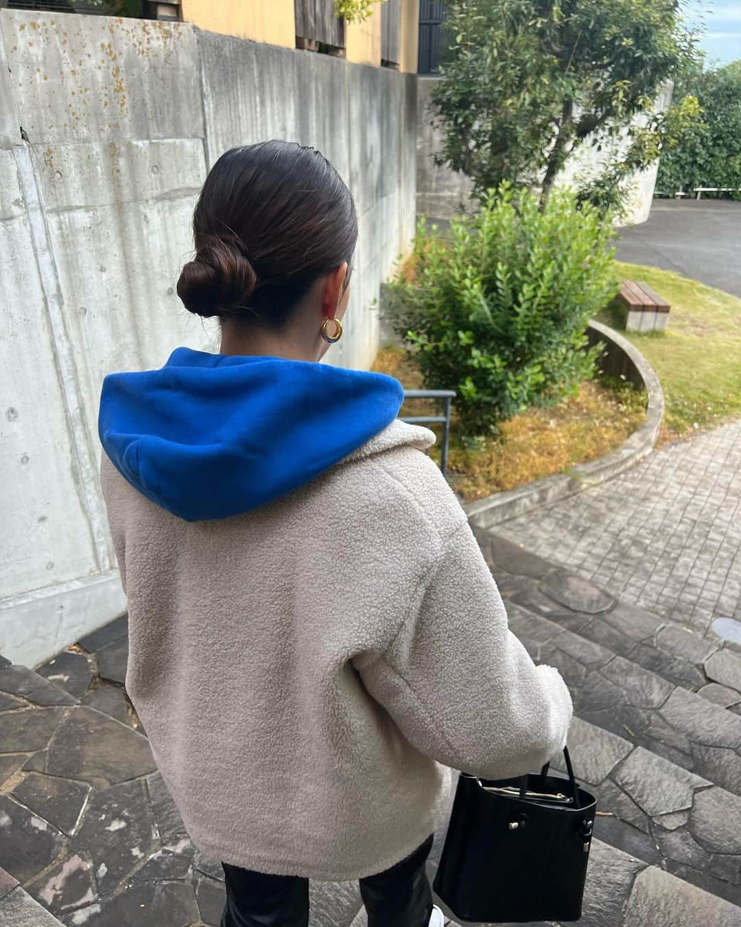 ジュリア・ミナトヤさんのインスタグラム写真 - (ジュリア・ミナトヤInstagram)「良いブルーですね🫐🩵🛜  レザーのパンツと合わせたよ。」12月11日 20時00分 - julia.minatoya